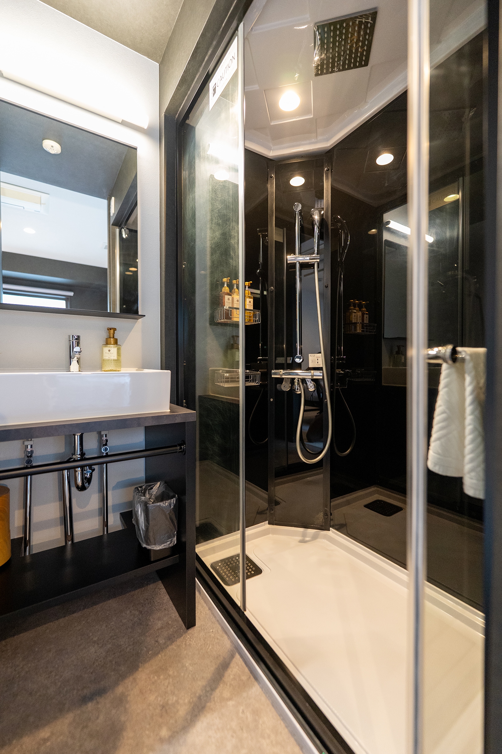 Bathroom and shower booth (twin)