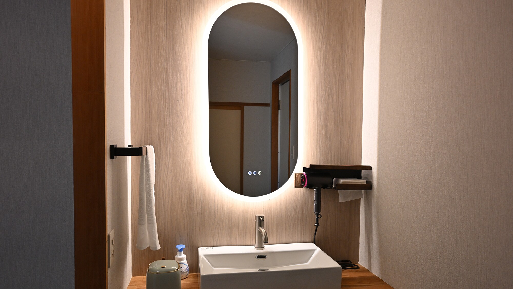 ・ [Kamar Jepang-Barat lantai 2 (dengan kamar mandi dan toilet)] Wastafel terpisah yang mudah digunakan disediakan terpisah dari kamar mandi.