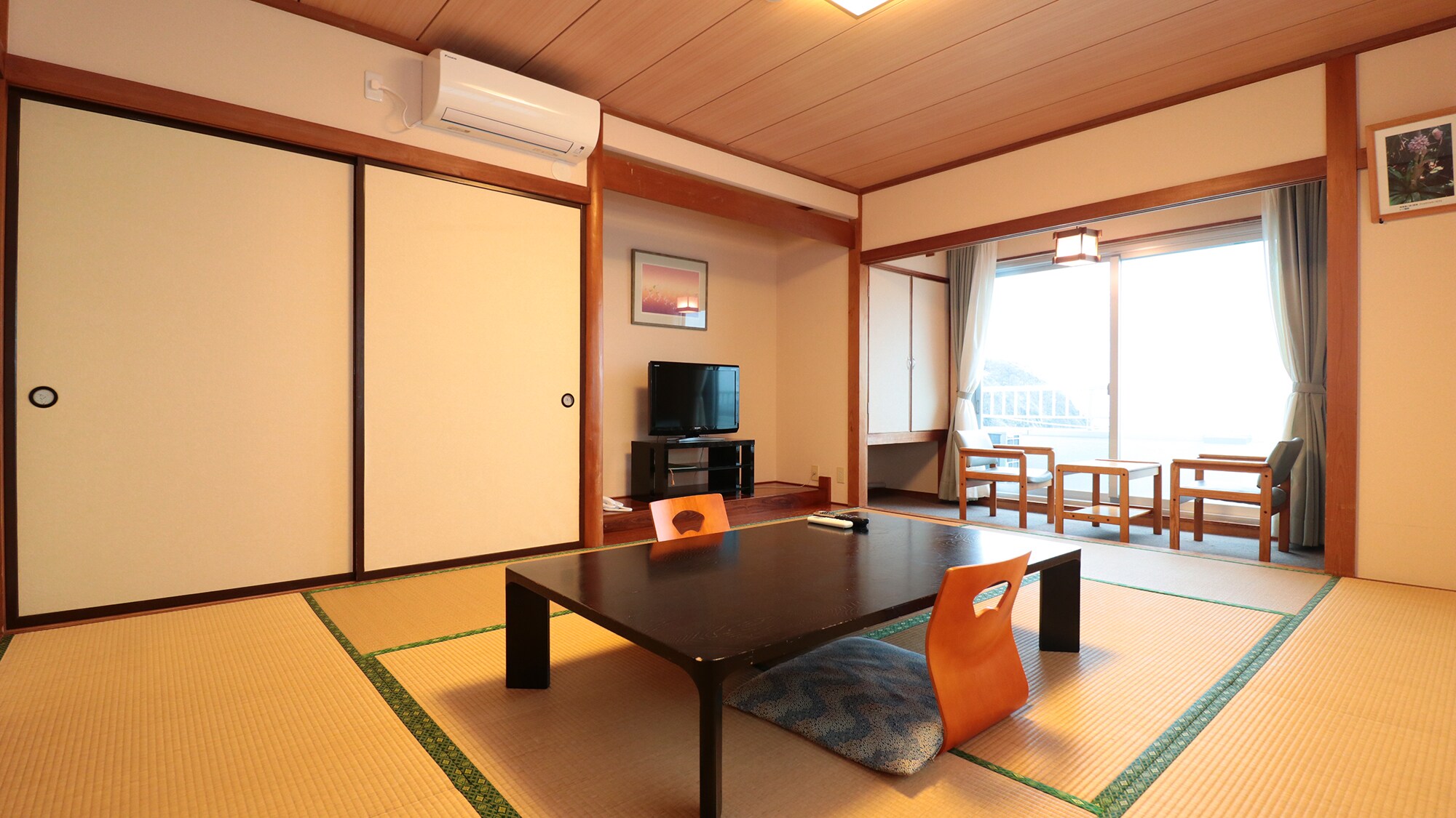 Japanese-style room, 10 tatami mats, can accommodate 2-5 people*