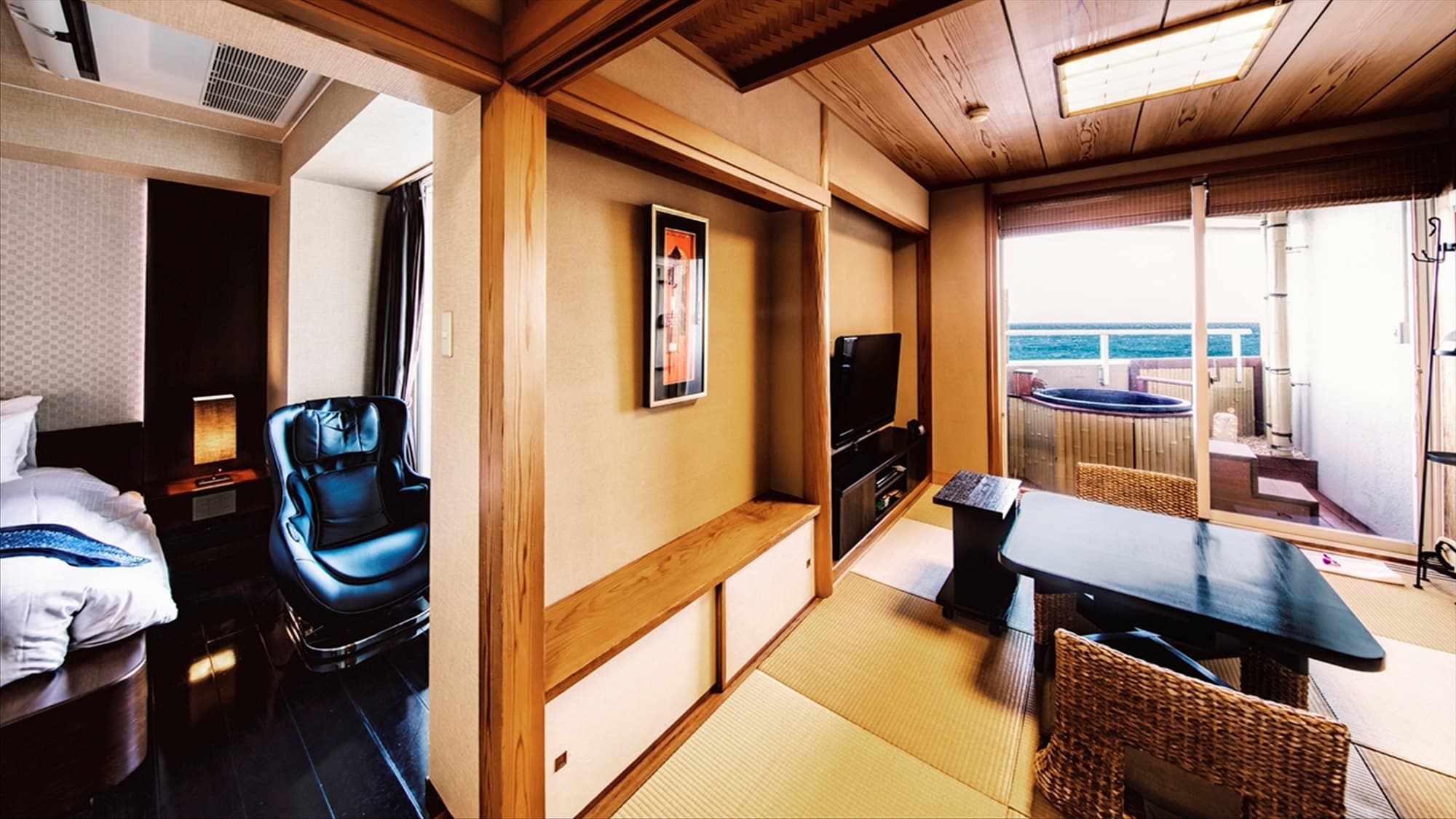 [Hollywood Twin 日西式房間2] 備有亞洲現代風格臥室和琉球榻榻米日式房間的人氣客房。