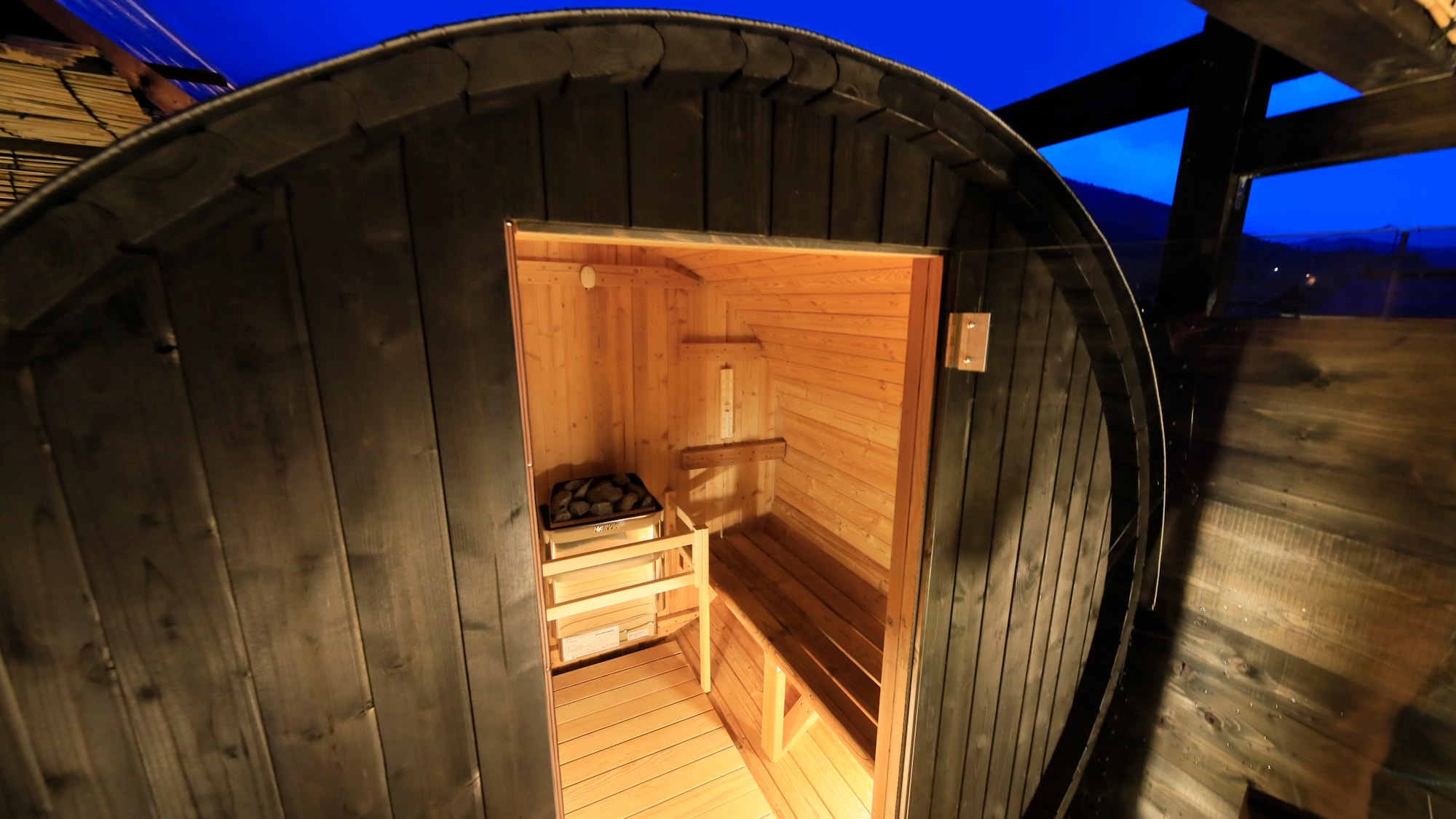 [Sauna image] The image shows a 4-person type, but the actual capacity is 2 people.