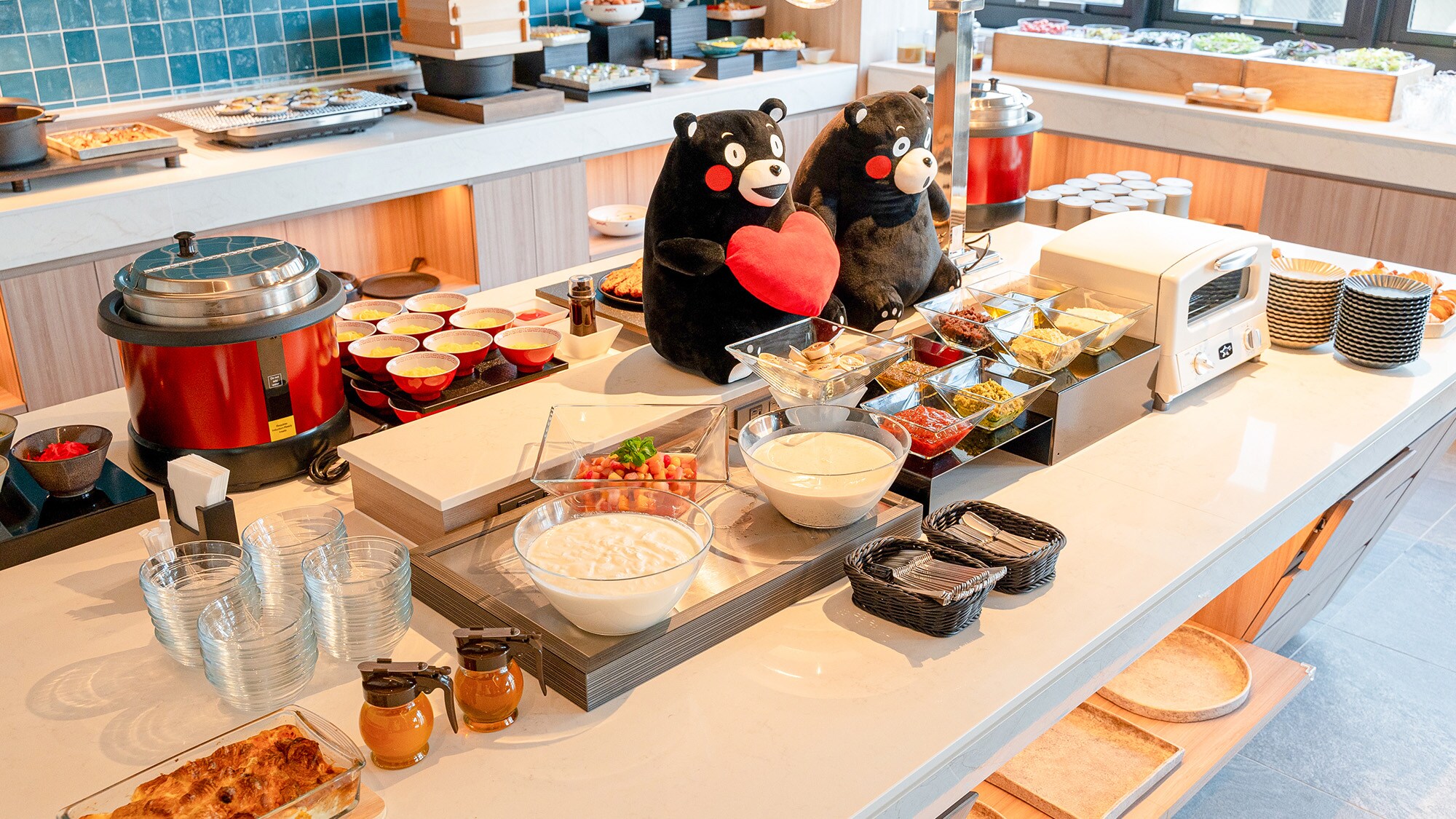 [Breakfast buffet] A dessert corner featuring homemade bread pudding cake made with the local specialty "Dekopon."