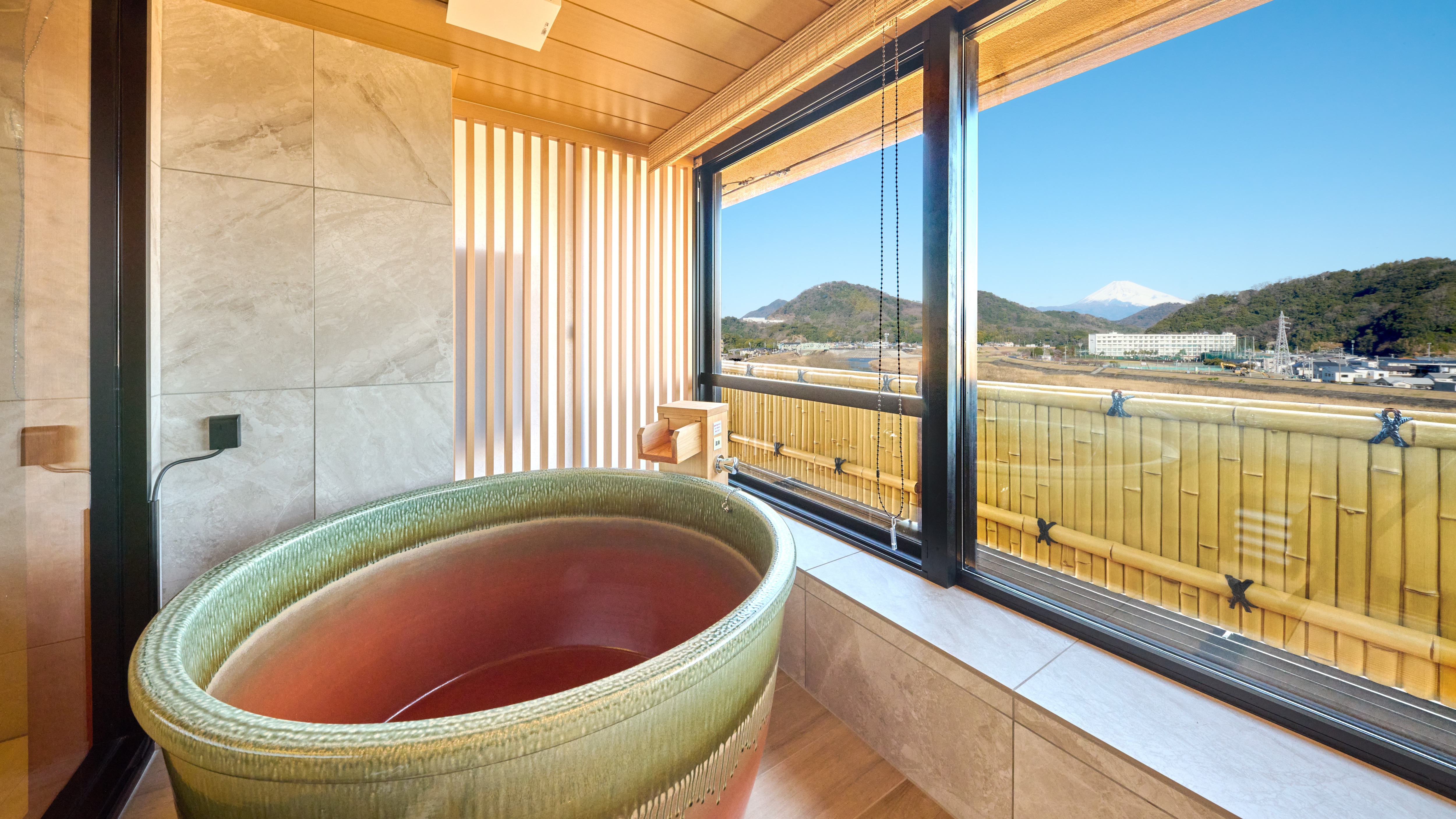帶半露天浴池的高級客房，可欣賞富士山美景