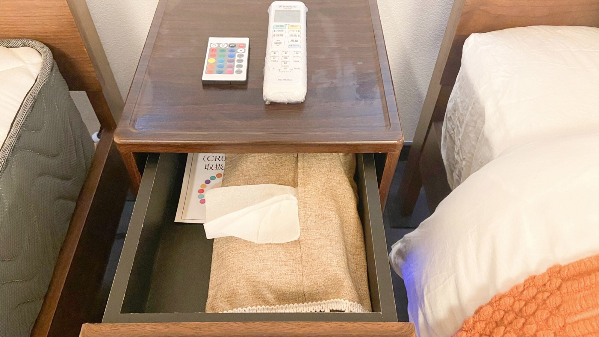 ・[Akatsuki: Bedroom] If you open the bedside table drawer, you'll find tissue paper, which is convenient.