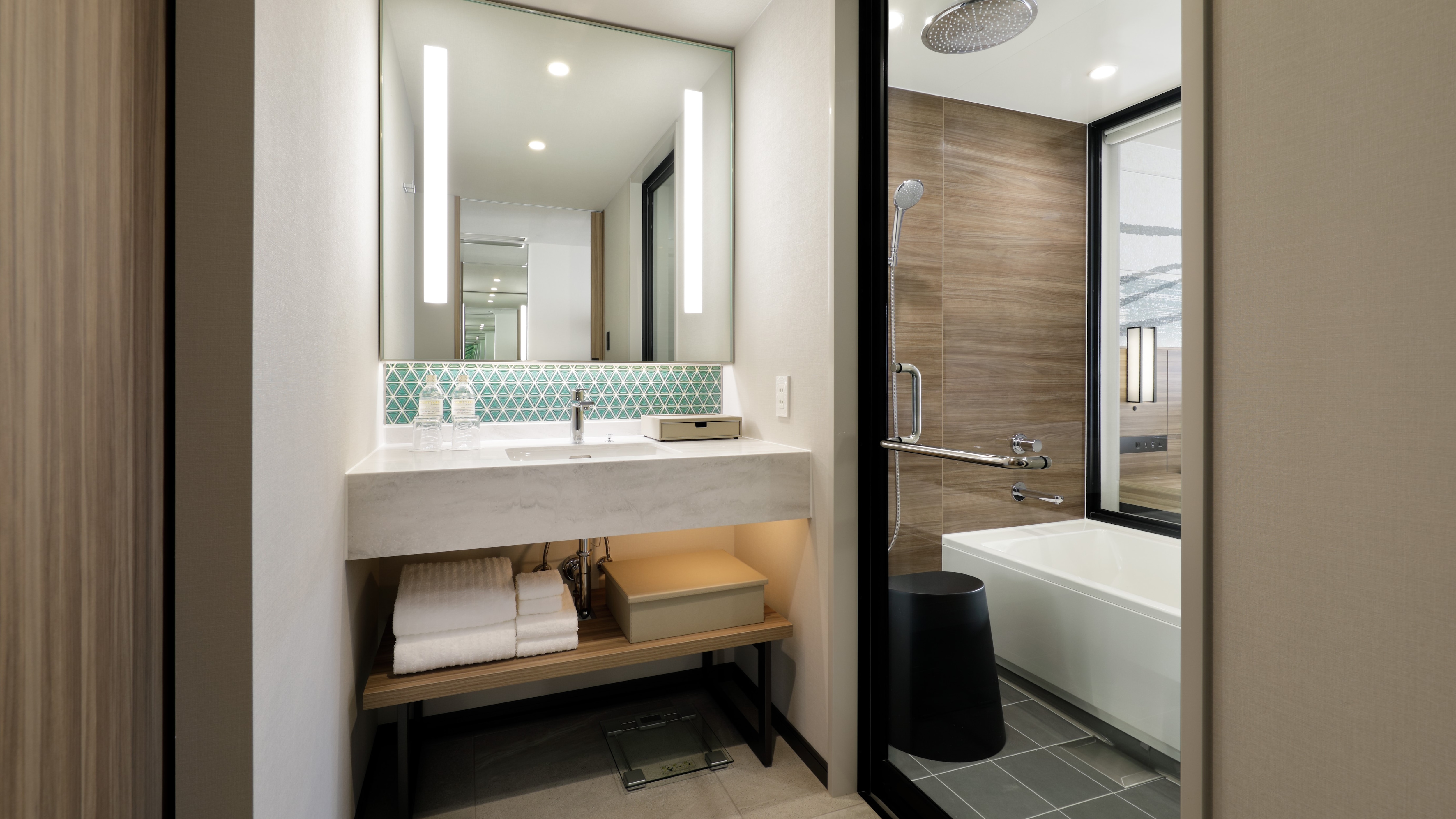 : Collaboration room bathroom/rain shower/bath amenities