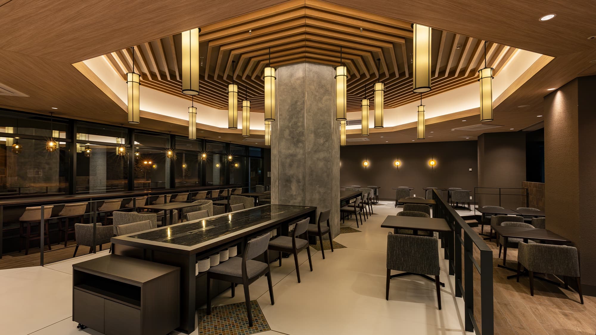 [Restaurant] <1F> The octagonal design and warm lighting create an open and comfortable atmosphere.
