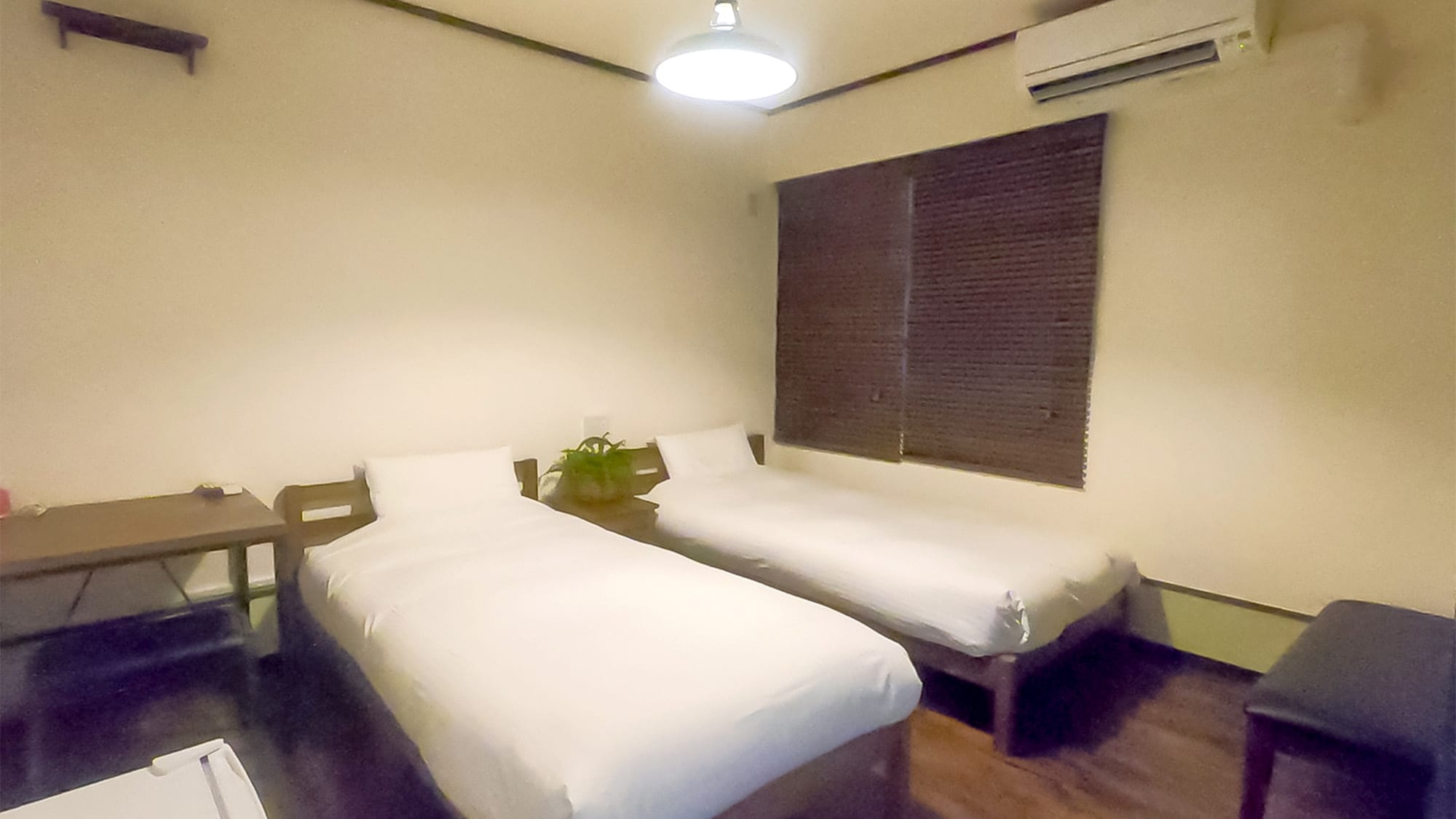 ・Phòng đôi: Được trang bị máy lạnh và tủ lạnh mini