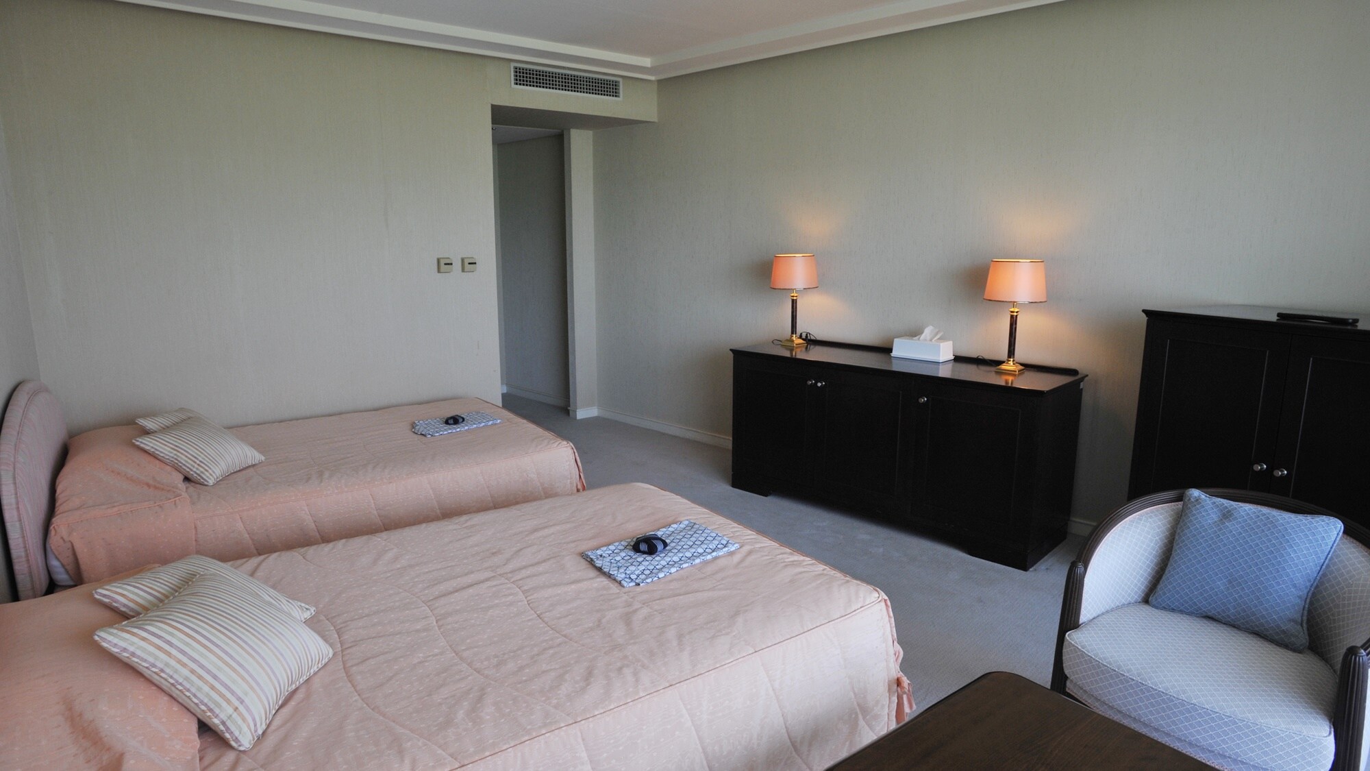 * An example of a twin room. The guest rooms with a high-quality space will heal the tiredness of your trip.