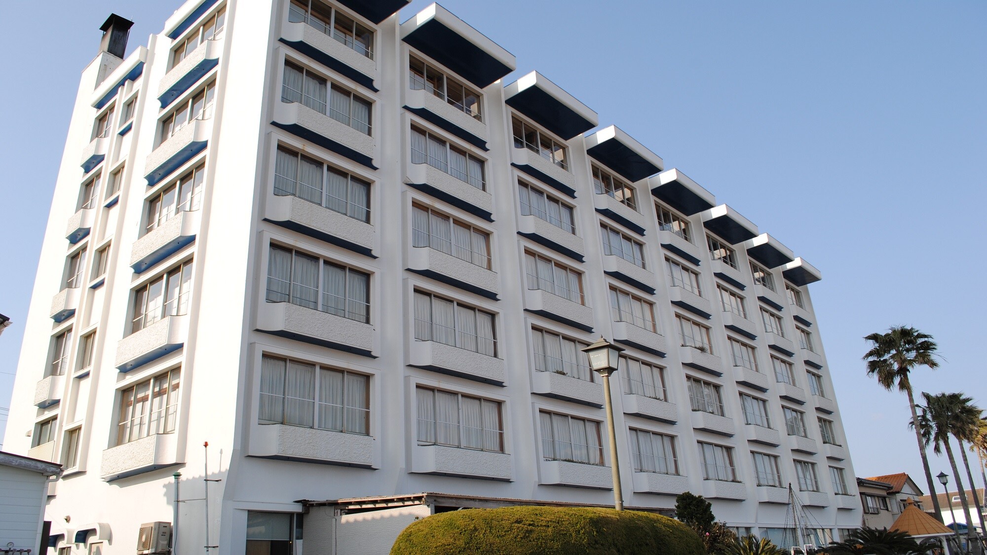 Welcome to Kamogawa Universe Hotel, a seaside hotel nestled on the shore with the sounds of the ocean waves.