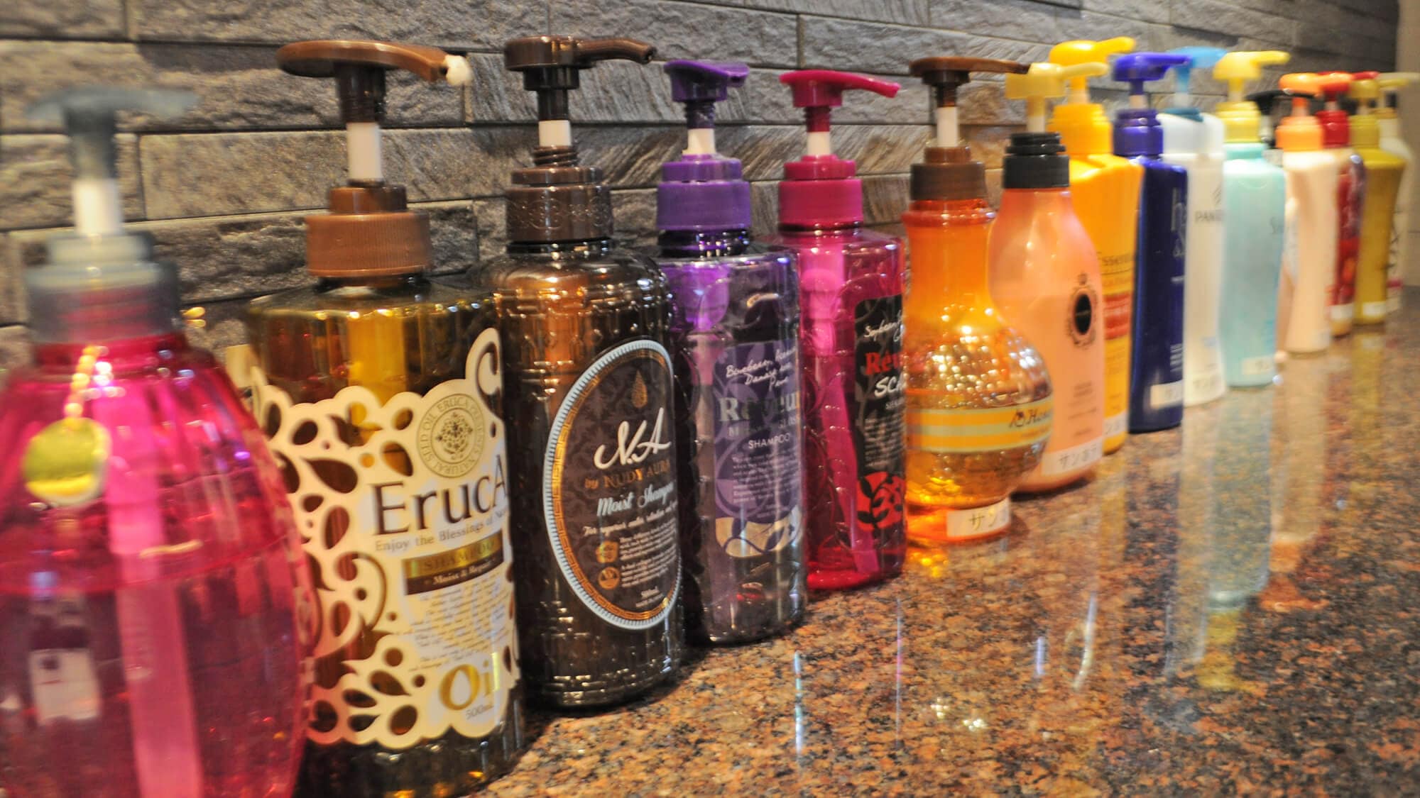 [Shampoo bar] We have a wide range of non-silicone and oil products that are currently being talked about. You can choose at the front desk.