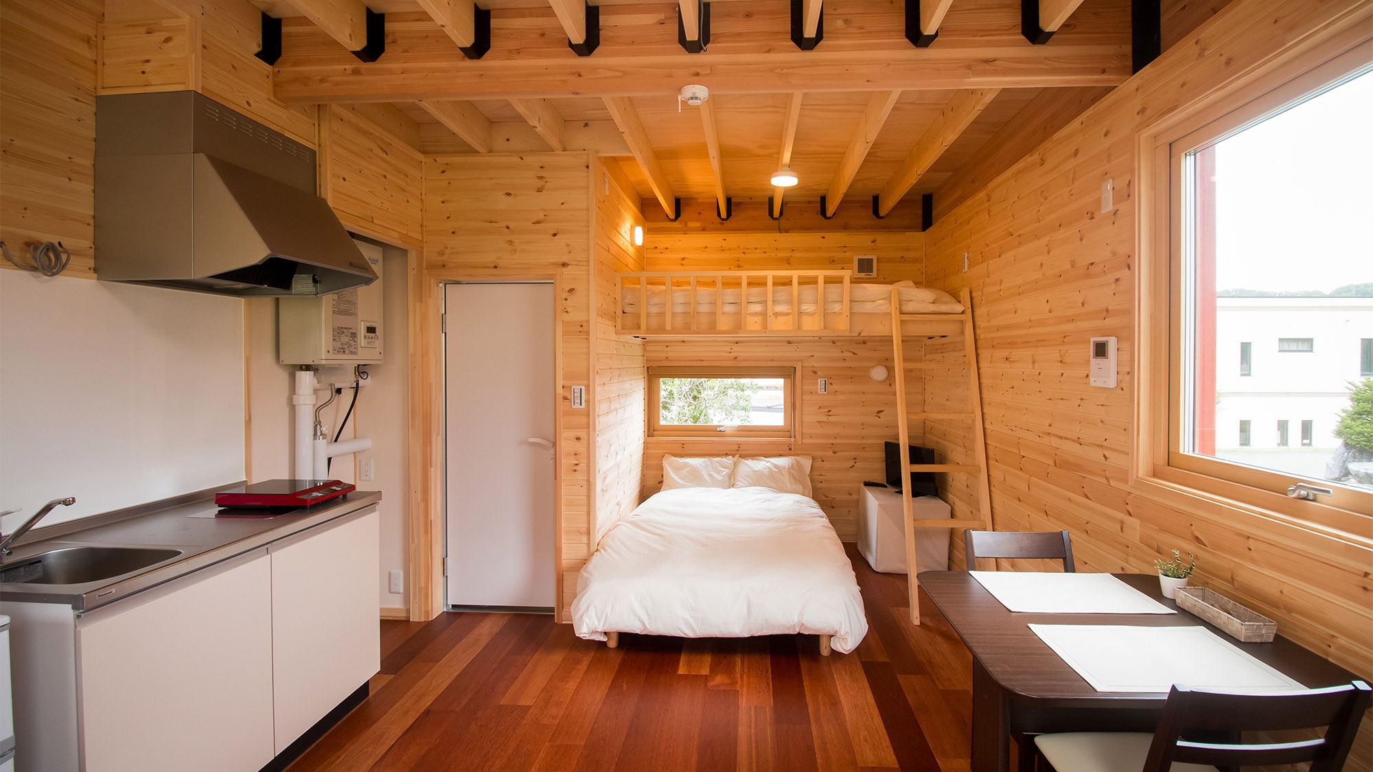 ・<Example of guest room (semi-double and loft)> A spacious 10 tatami room.