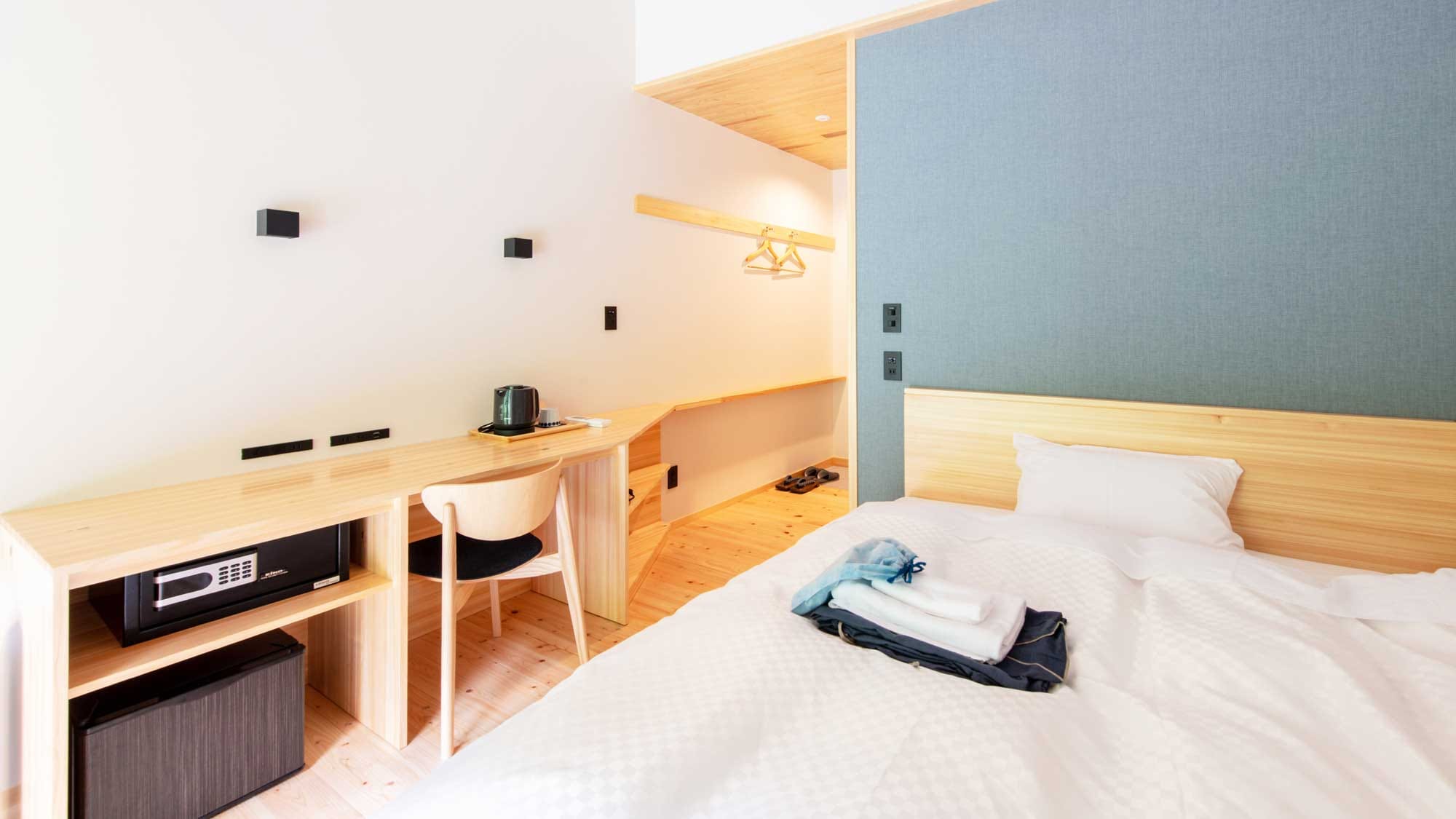 [Double] All rooms are air-conditioned so you can spend your time comfortably.