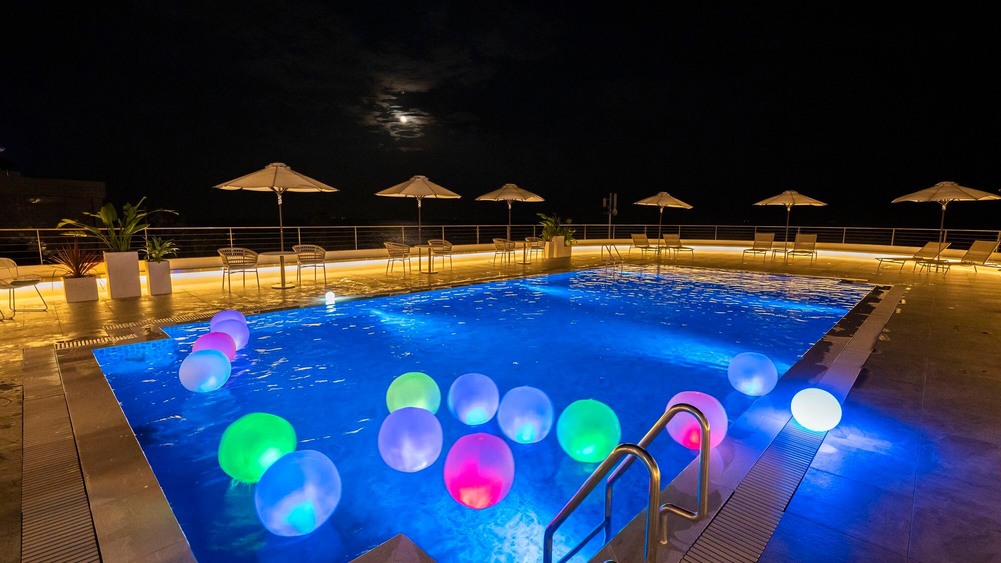 [Outdoor pool (night)] Illumination is available all year round ♪