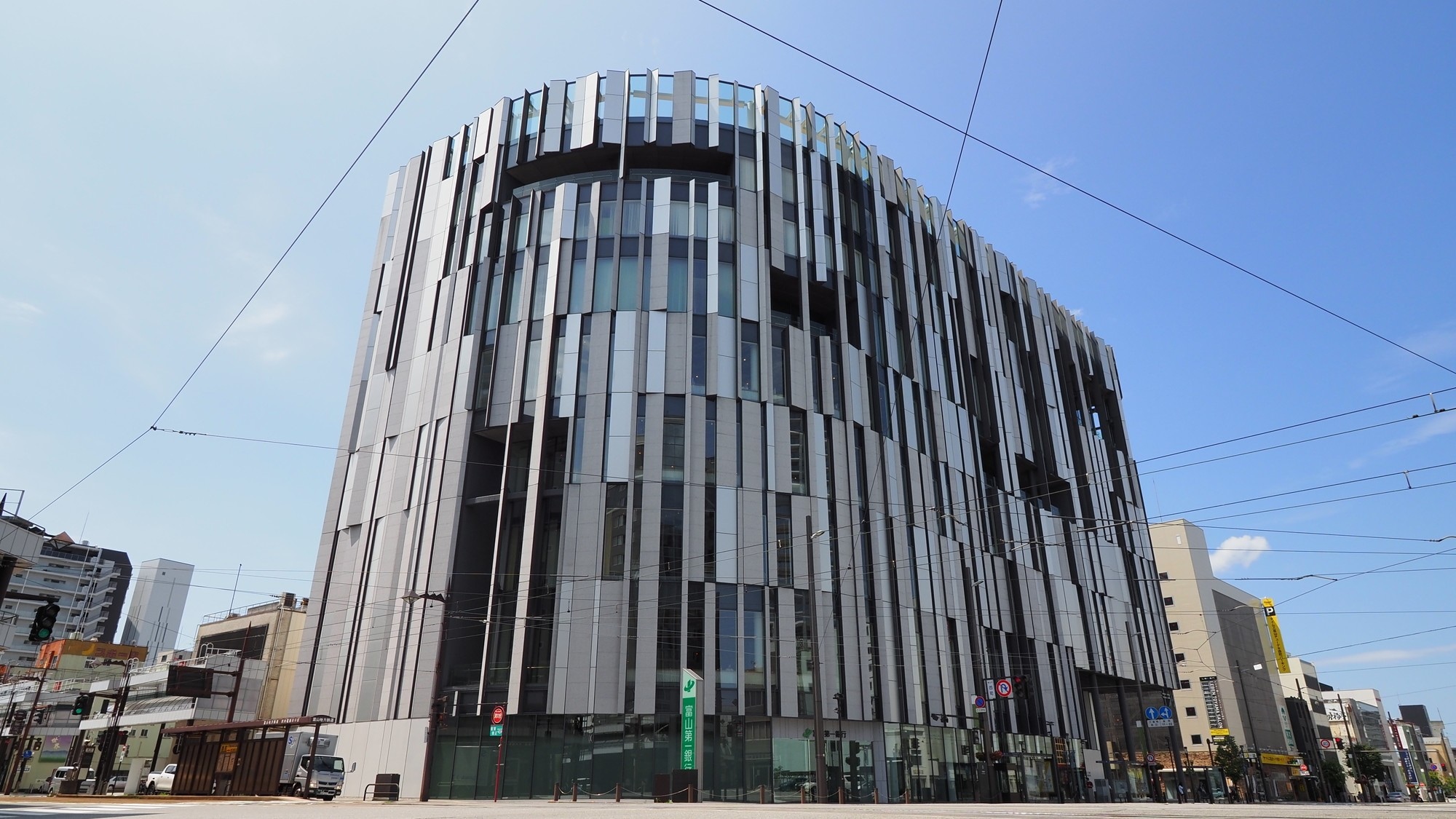 [Toyama City Tourist Spot] Toyama Glass Art Museum: A contemporary art museum where the building itself is like a work of art ♪