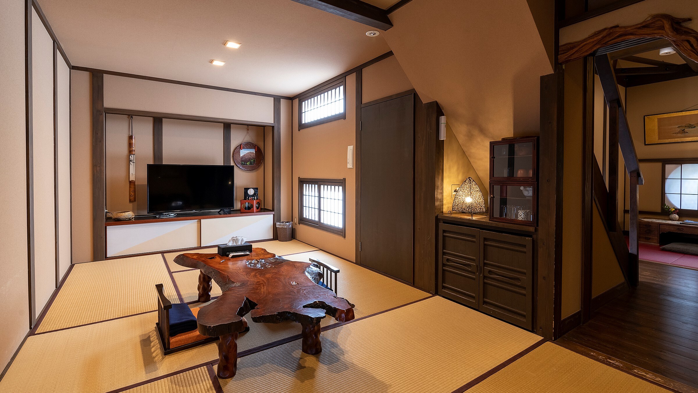 The detached building [Hatsuko] has an 8 tatami mat Japanese-style room on the first floor!