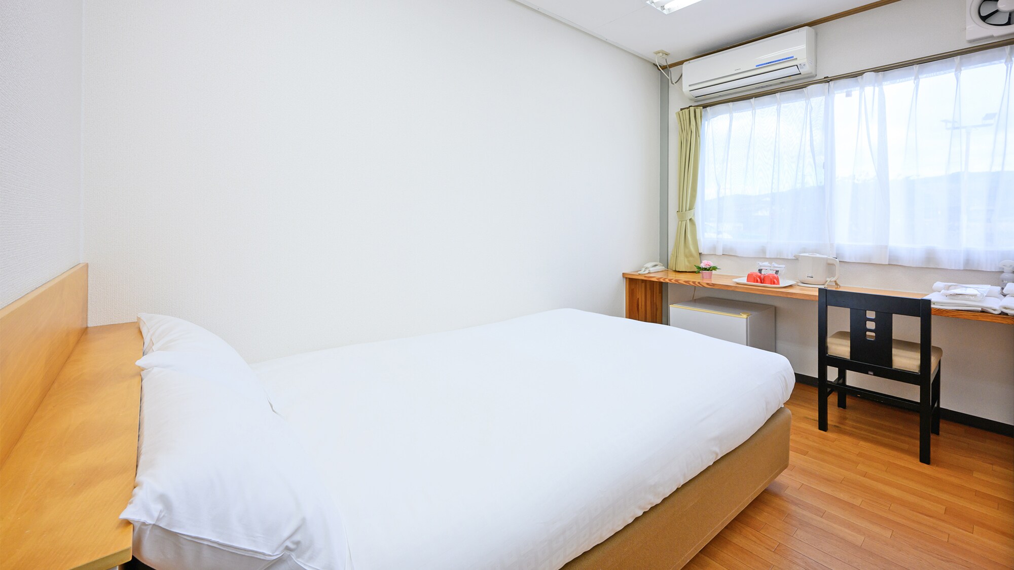 All rooms have semi-double French beds (rooms without TVs)