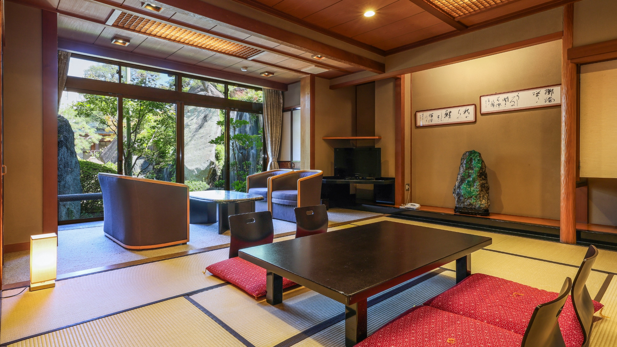 Kamar bergaya Jepang 10 tatami menghadap ke taman Jepang