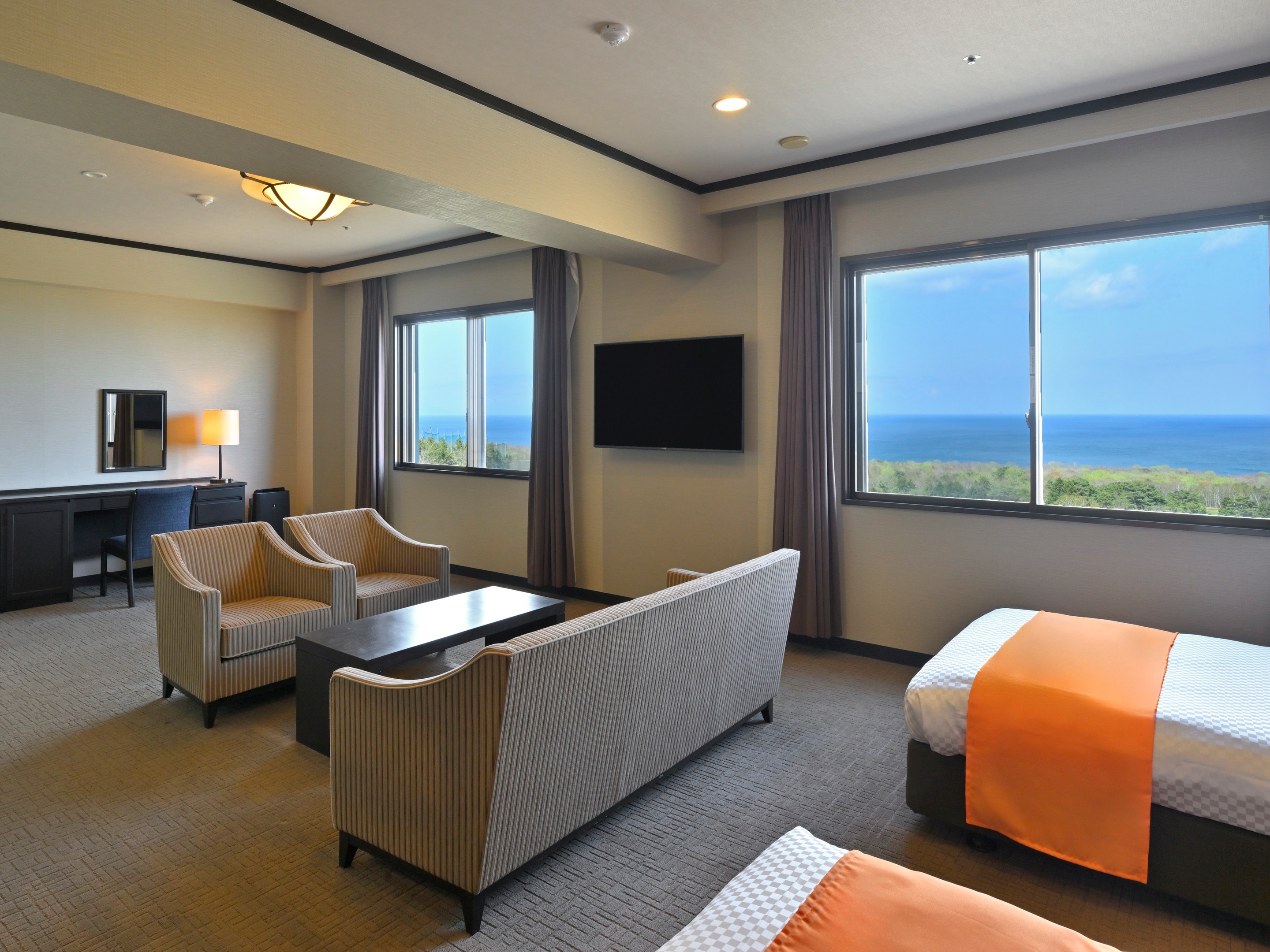 Modern Western-style Japanese-Western room, 70 sq m, with ocean view.