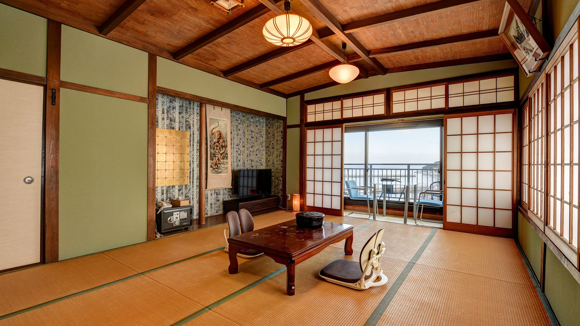 *[Room] A tatami room where you can lie down in a yukata and relax.