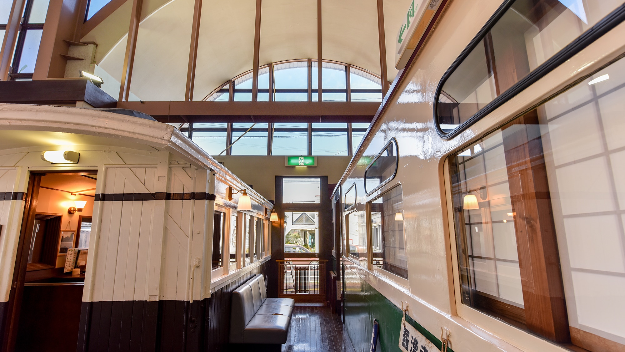 *[Main Restaurant] You can dine while feeling like you are traveling on a train.