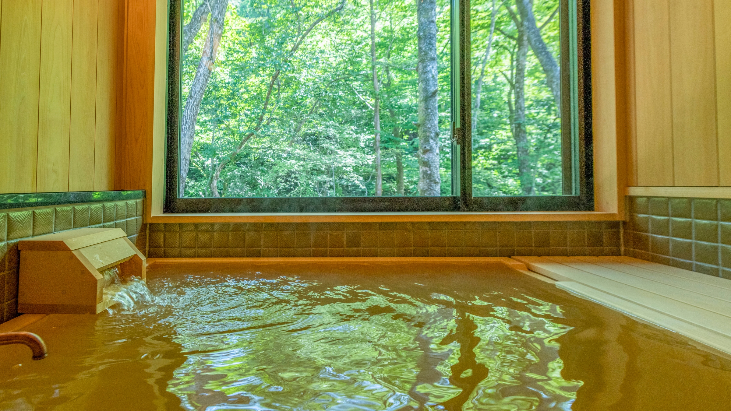 The baths in the detached twin, deluxe twin and four-room rooms are indoor baths that can be used even in the rain.