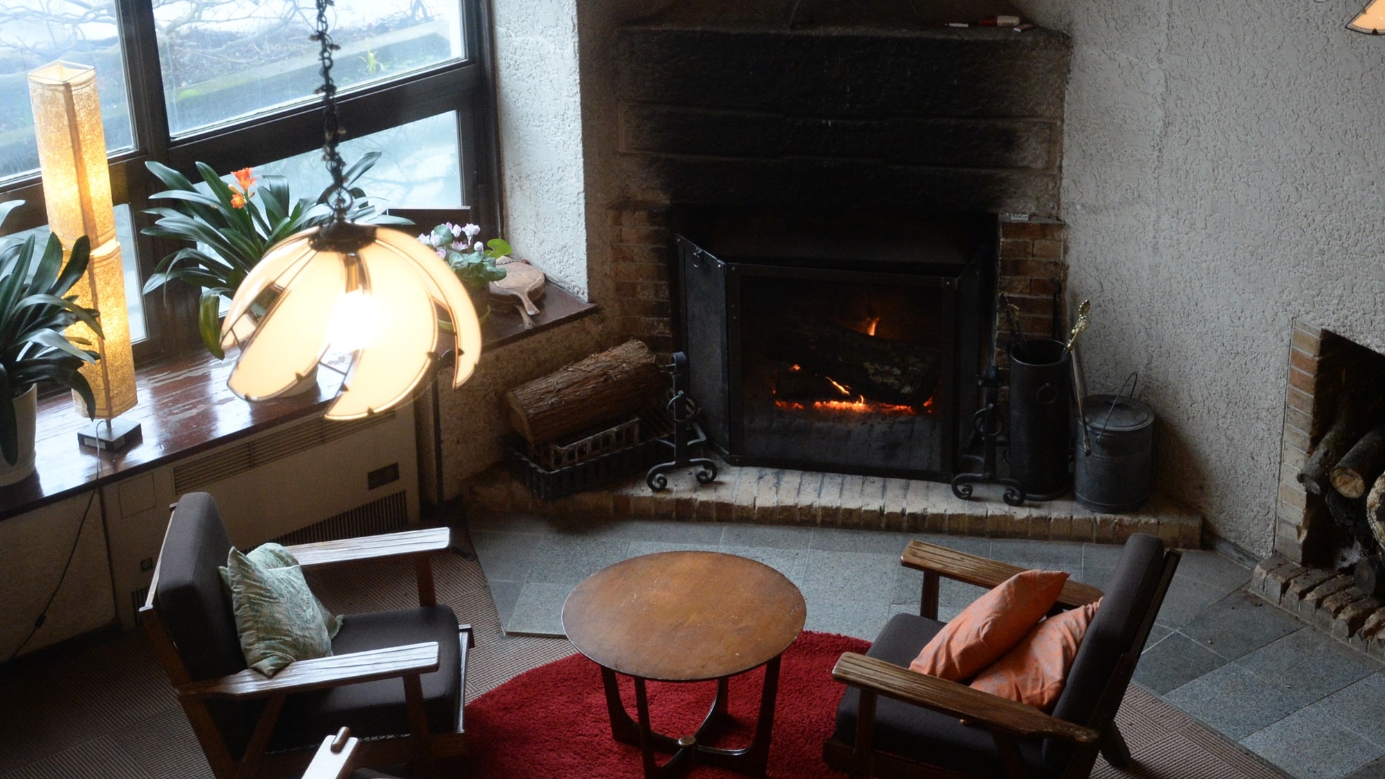 The lounge has a high ceiling, and the light coming through the large windows and elaborate lighting will illuminate you.
