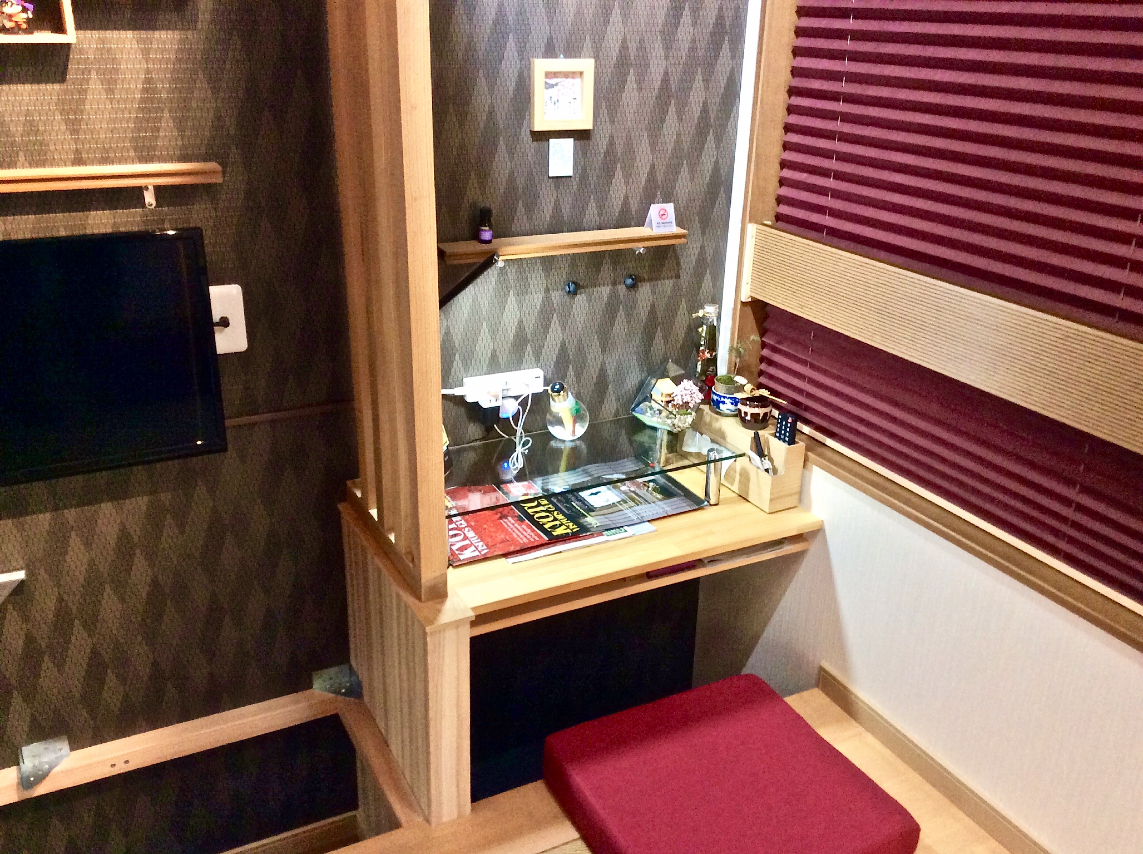 BeniAka-Ma: Room 201 Desk: Living room