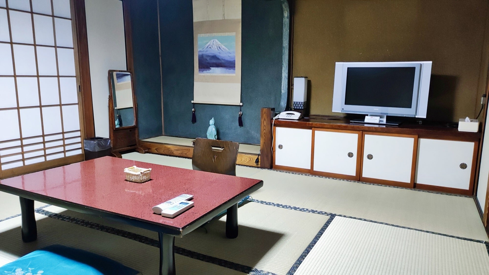 *Example of a guest room (8 tatami mats) / Japanese-style room that can accommodate 1 to 3 people. Each room has a different atmosphere.