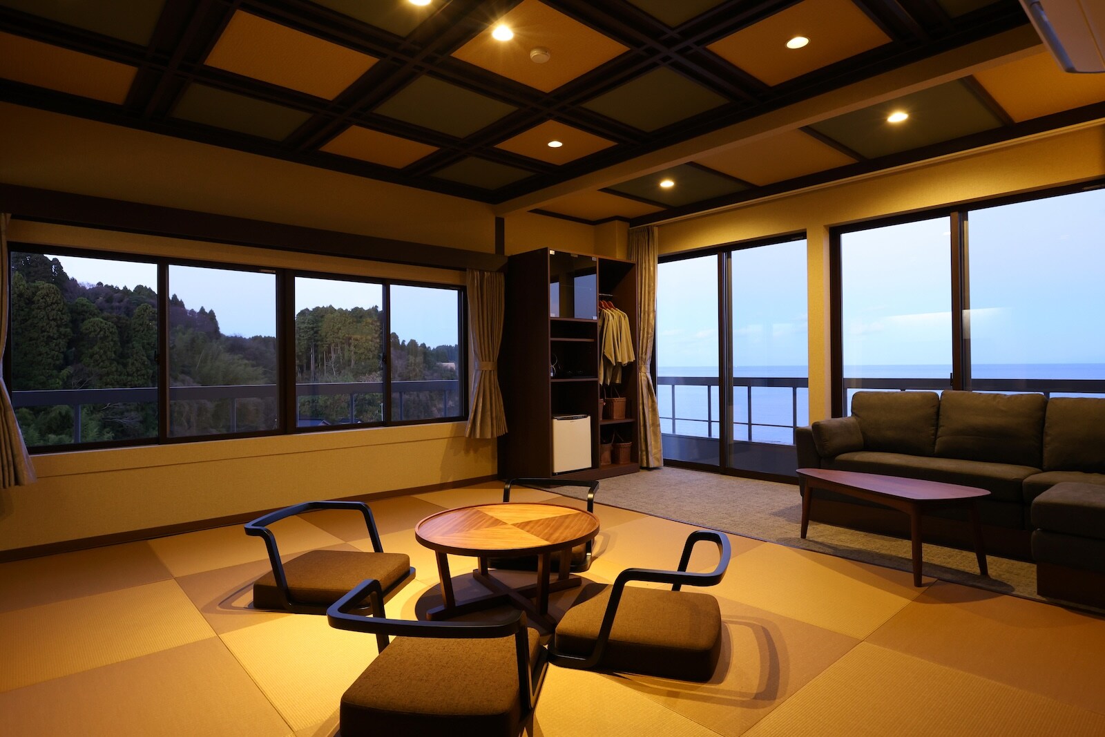 【新開幕】日式現代風格C房，從房間和浴室均可欣賞富山灣和立山山脈美景。