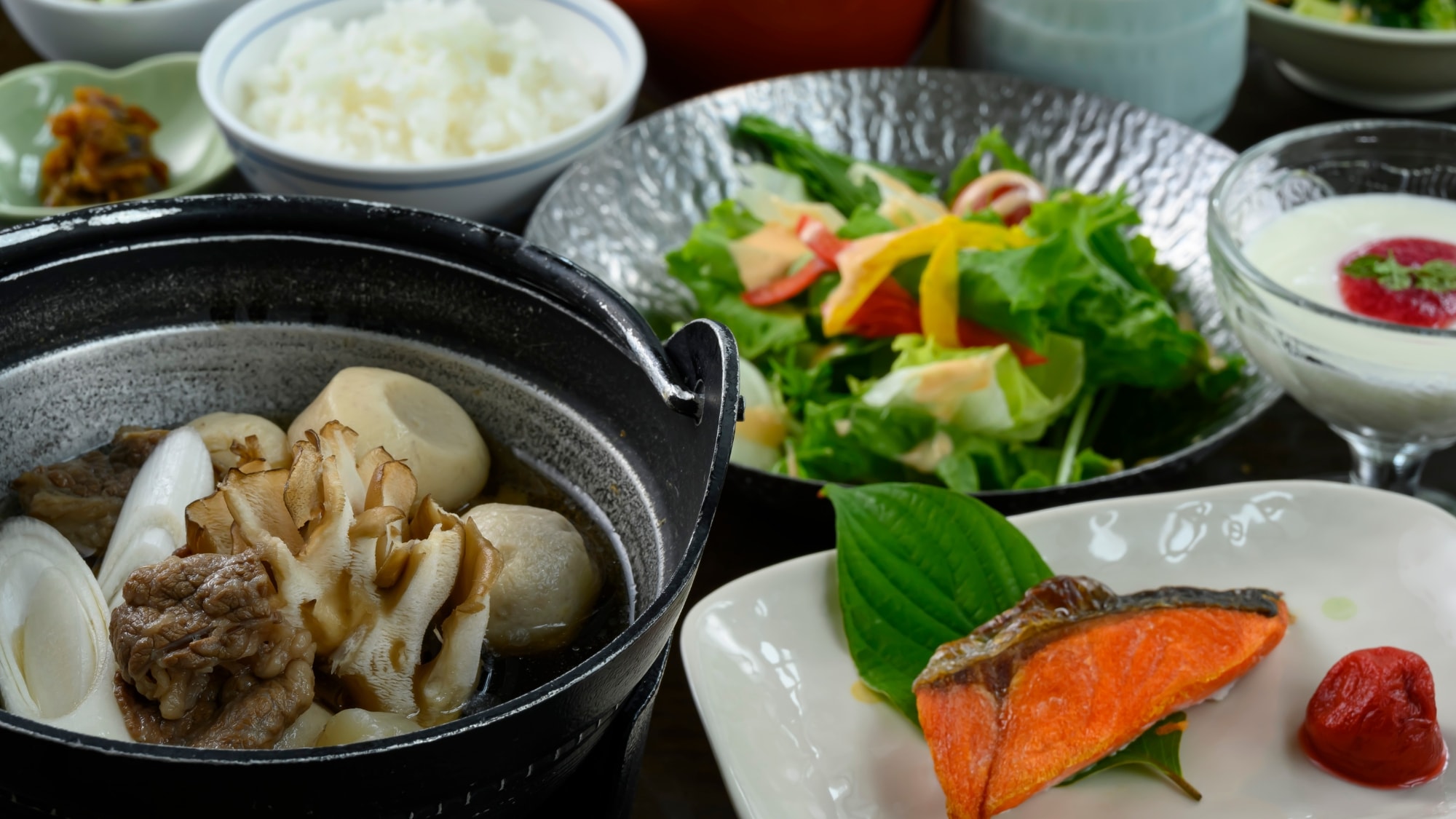 [Summer Breakfast] This is an example of a summer breakfast that includes Yamagata's local cuisine such as "Imoni Nabe" and "Dashi".