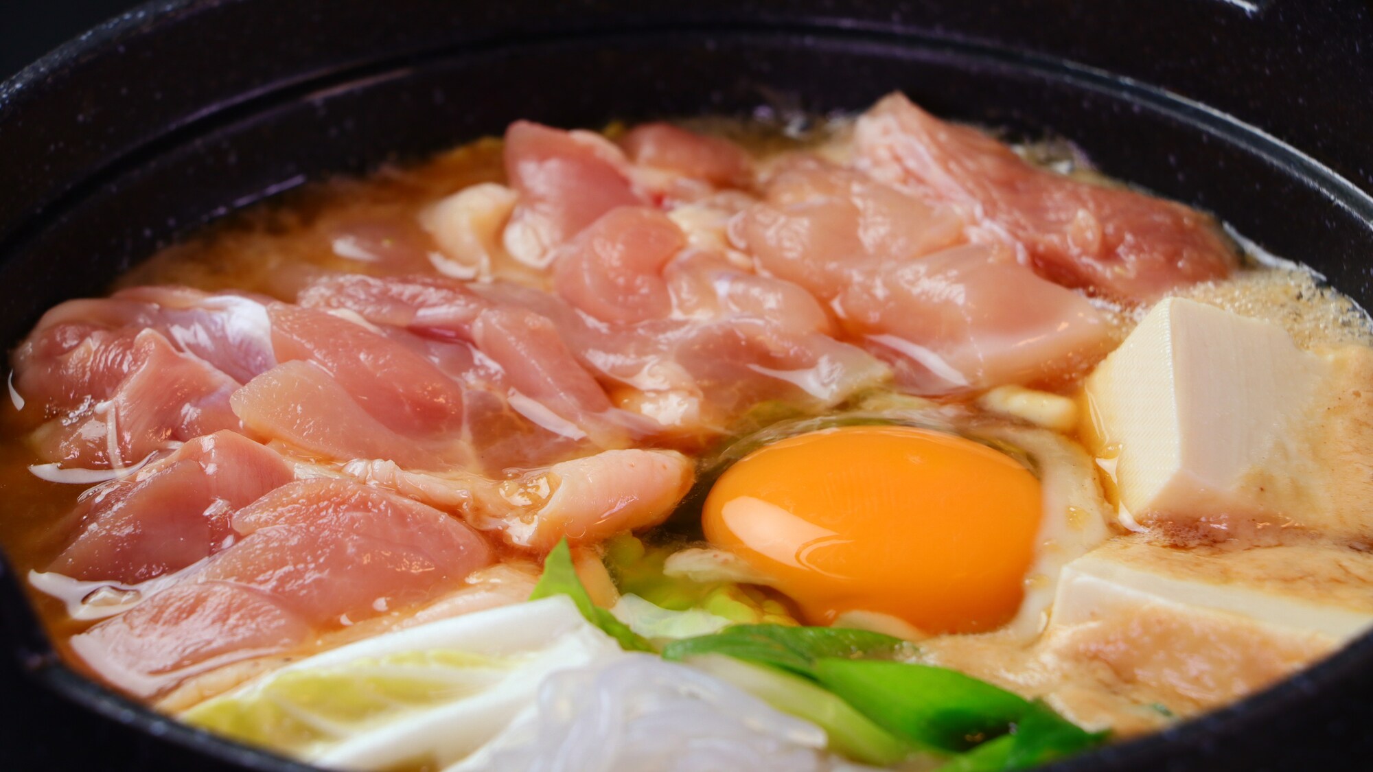 [Local chicken sukiyaki] The soup has a rich flavor