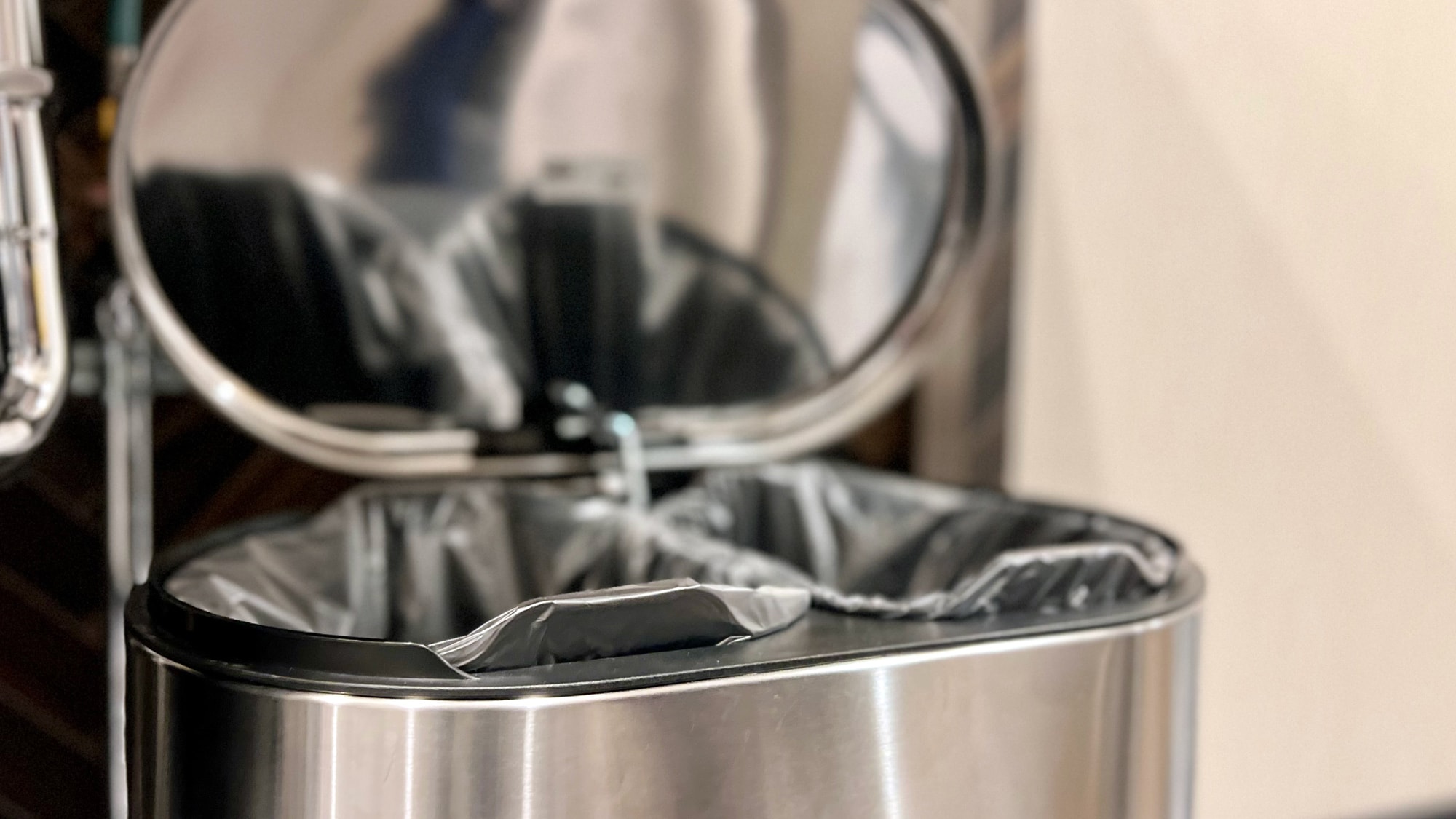 [Room facilities] Hygienic! Stainless steel trash can with lid