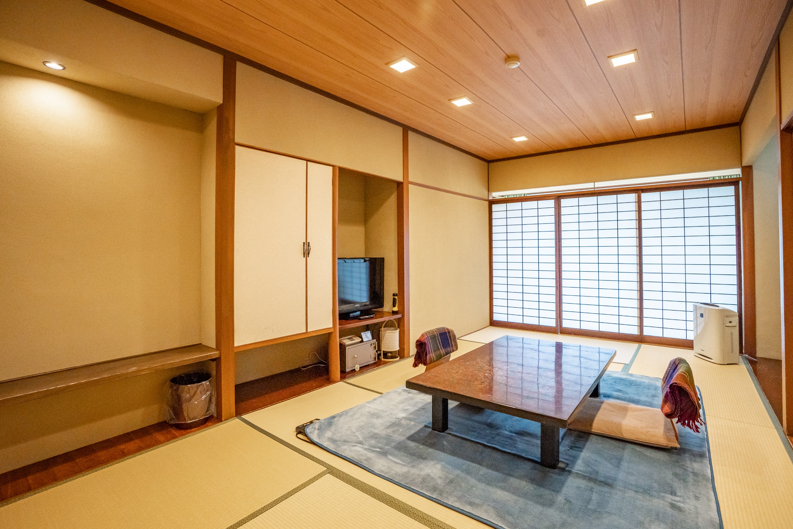 Kamar tambahan bergaya Jepang dengan bathtub dan toilet