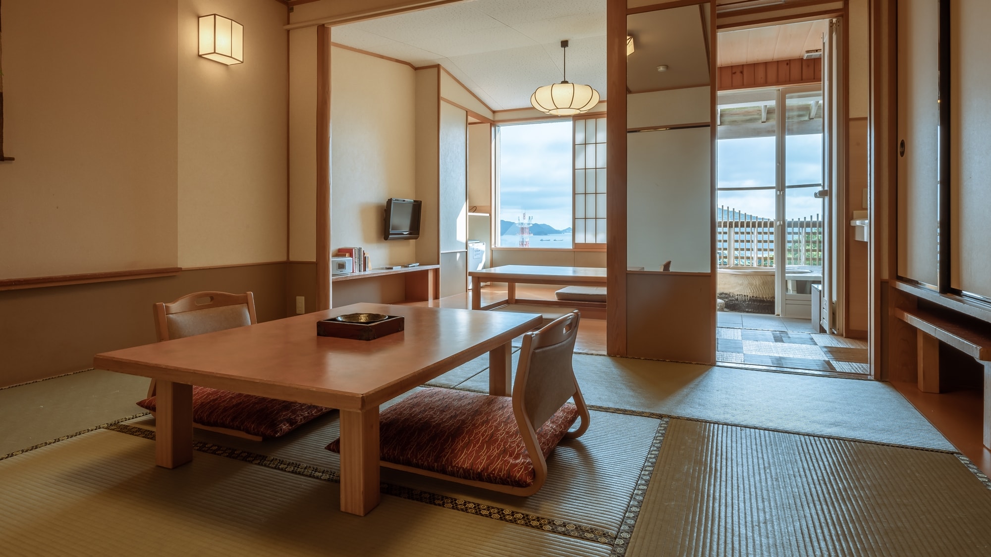 Guest room with open-air bath ■ Japanese-style room 8 tatami mats + Kotatsu (with 2 meals) [Wi-Fi available]