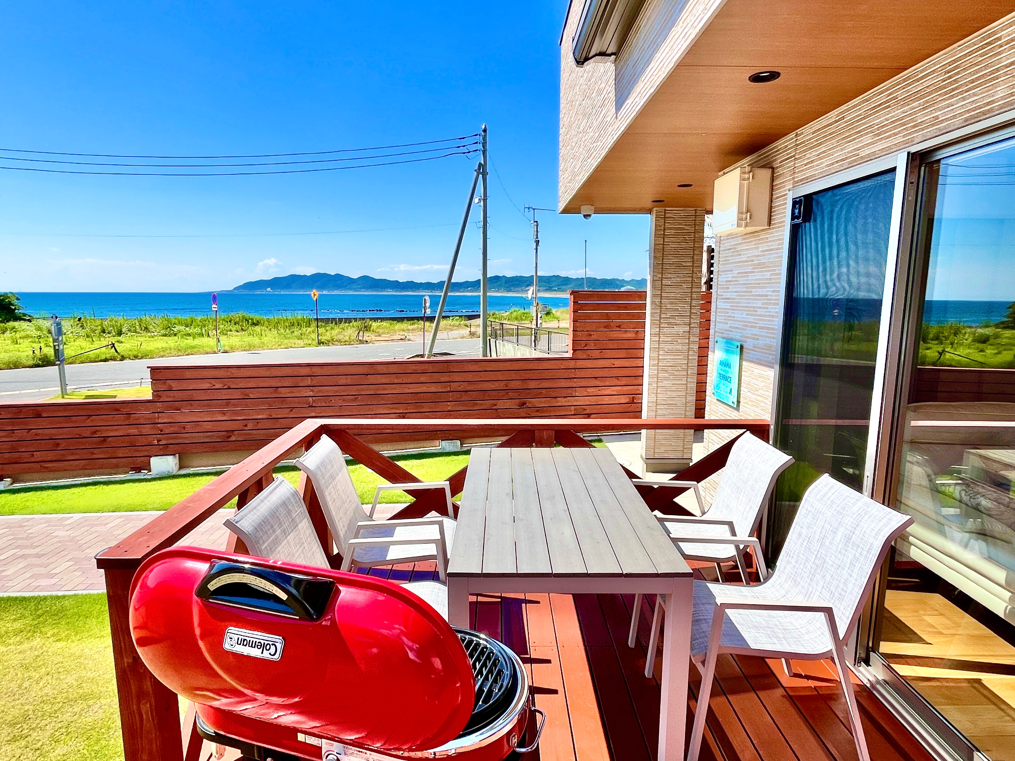 You can enjoy a BBQ while looking at the spectacular beach that spreads out before your eyes (BBQ equipment is available for free rental)