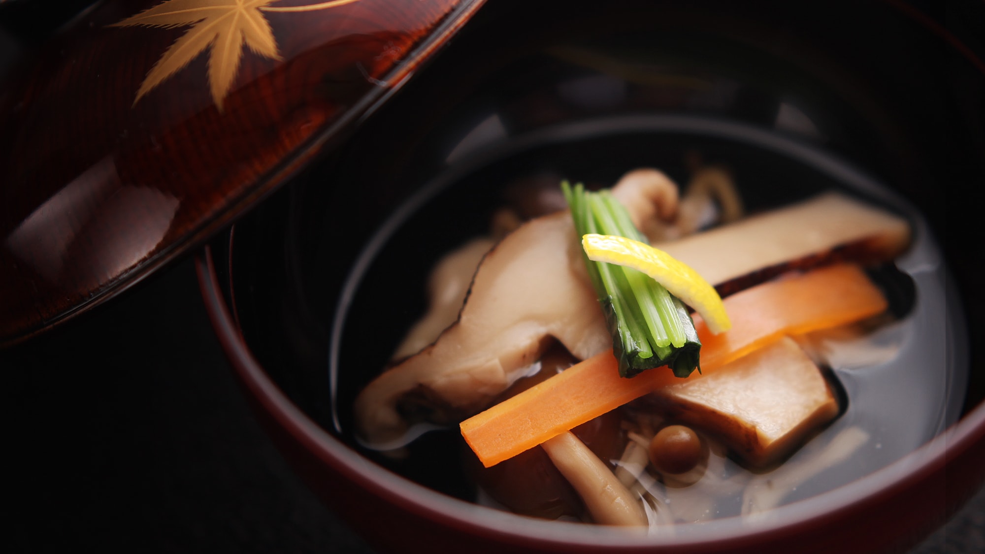 【秋季手工餐】湯品：清湯日本松茸、胡蘿蔔條、三葉草、柑橘類水果