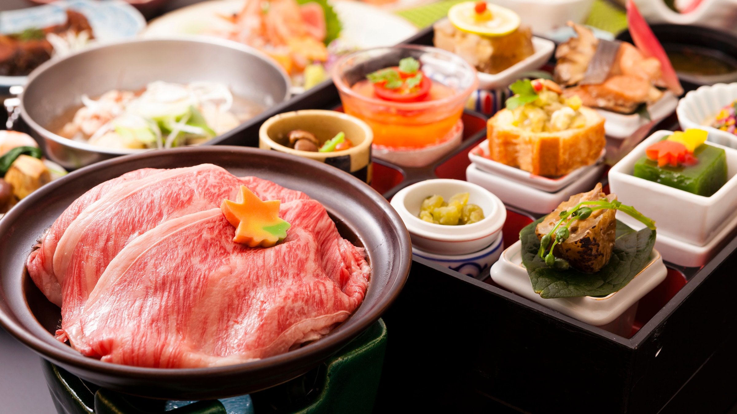 [Yamagata beef sukiyaki], which is appreciated by many people, and a Japanese-style kaiseki meal recommended by the chef