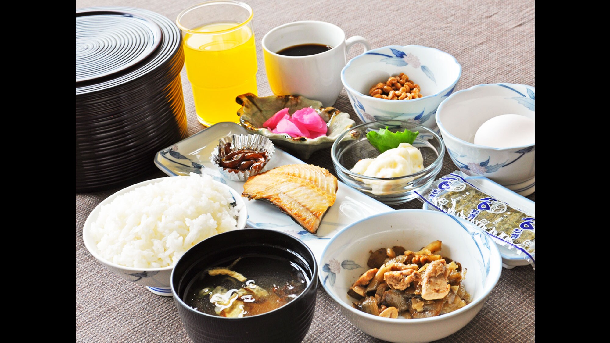 [Breakfast example] We provide a Japanese breakfast set.