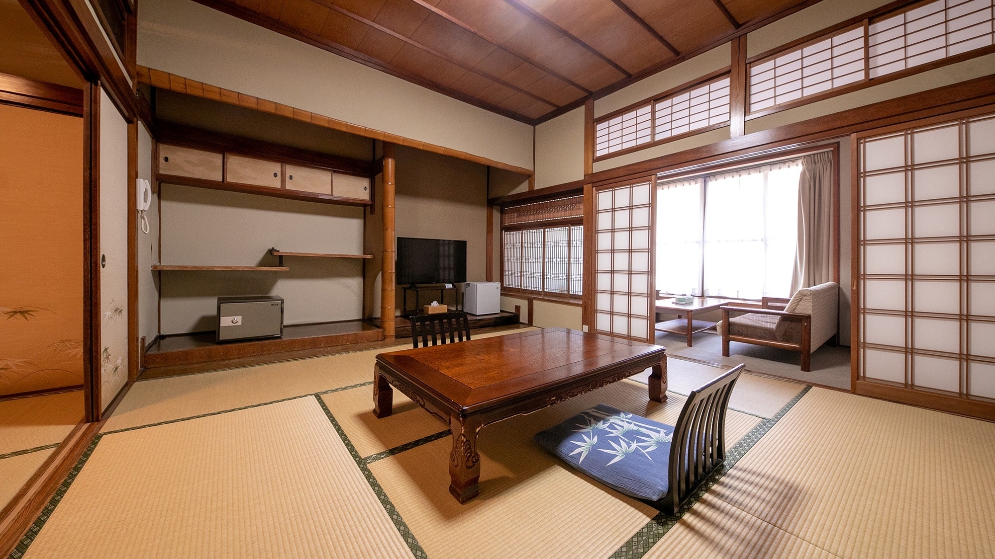 [Phòng theo phong cách Nhật Bản với 8 tấm chiếu tatami và một phòng bên cạnh] Một phòng có một phòng trải 8 tấm chiếu tatami và một phòng bên cạnh được xây dựng theo phong cách Honma.