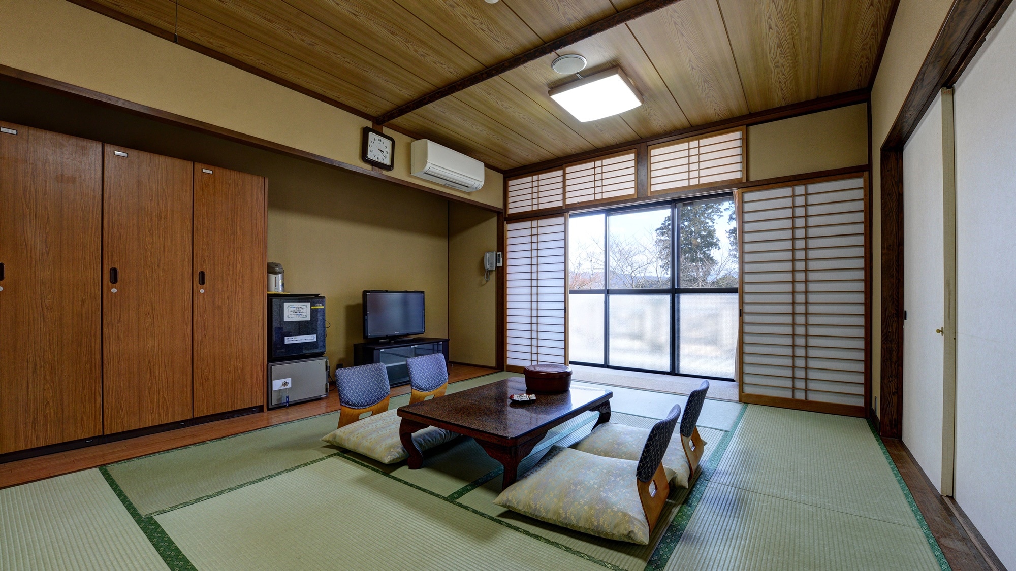 *[10 tatami Japanese-style room with a special price] This Japanese-style room is connected to the next room by a sliding door, so it is special price.