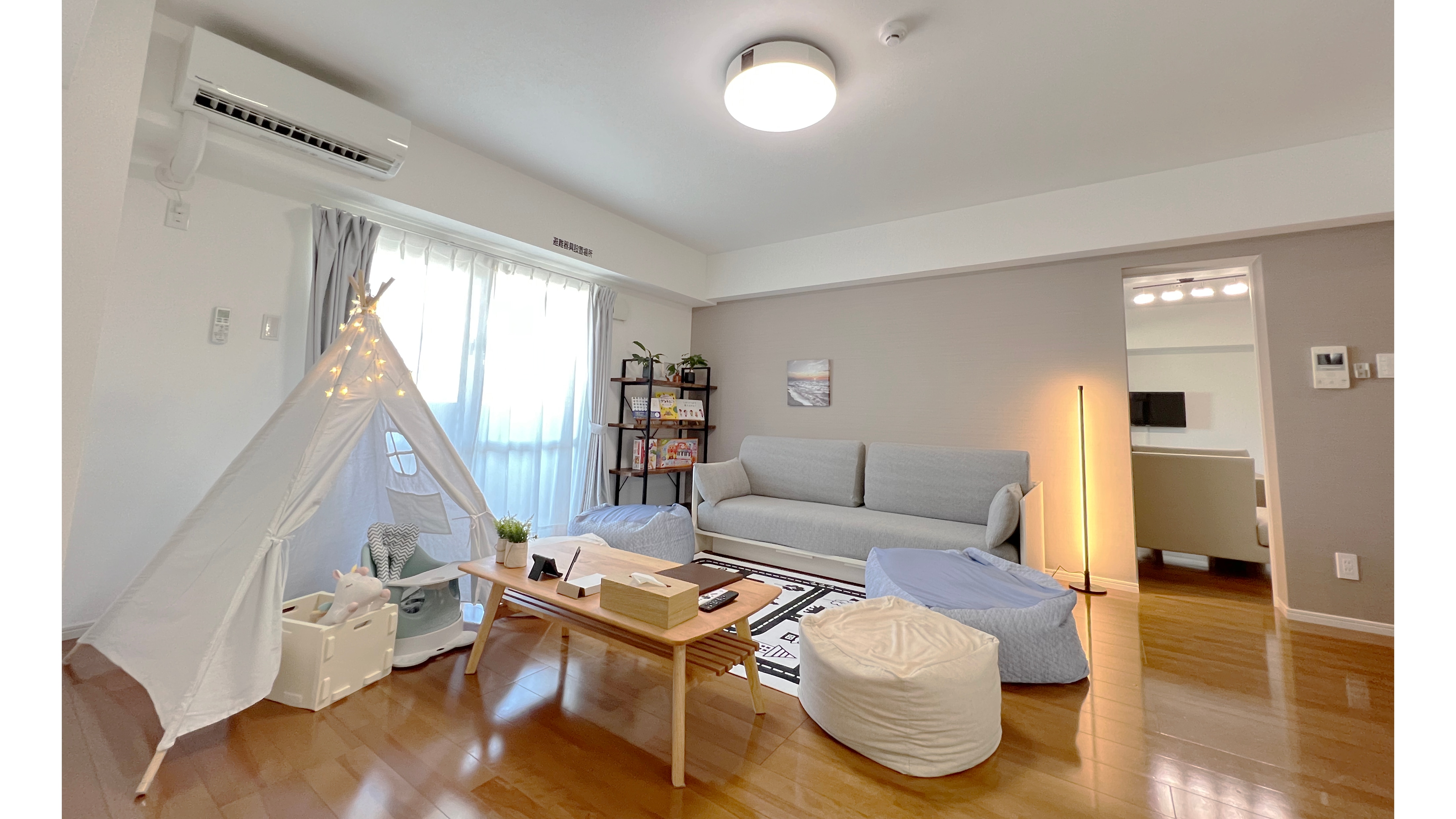 Three-generation family room: living room