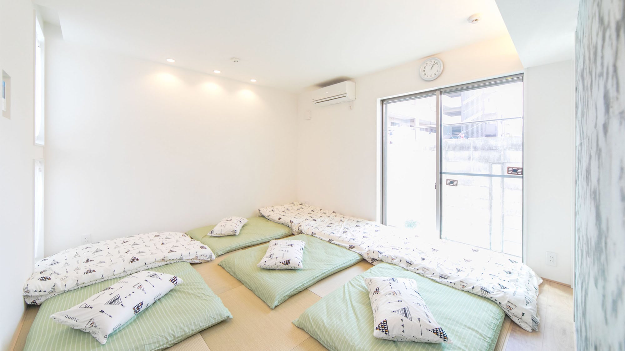 ・[Family Room 1] You can lie down and stretch out.