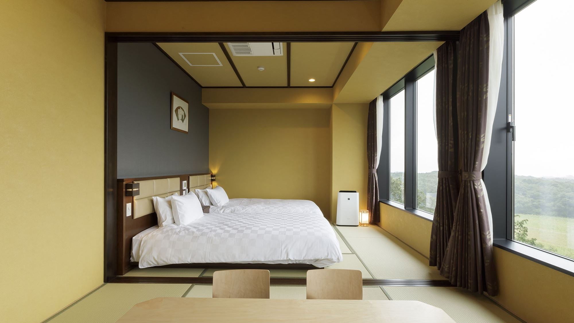 高级房A【日式房+日式双床房】榻榻米地板上设有两张日式床的卧室和一间连续房间的日式房。
