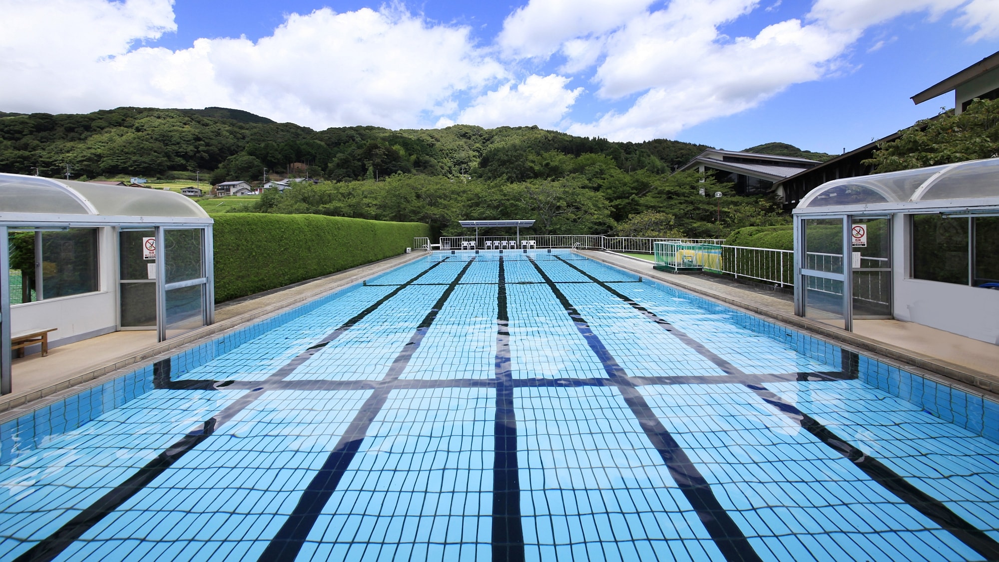 室外游泳池的範例