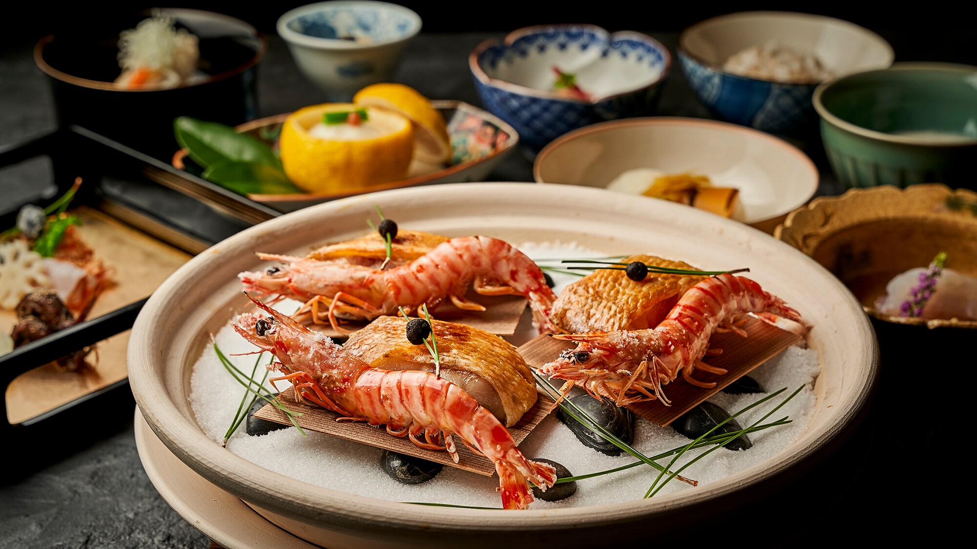 [Example of grilled food] Seasonal delicacies served on a hot plate. Delivering the flavor of the crispy grilled ingredients themselves.