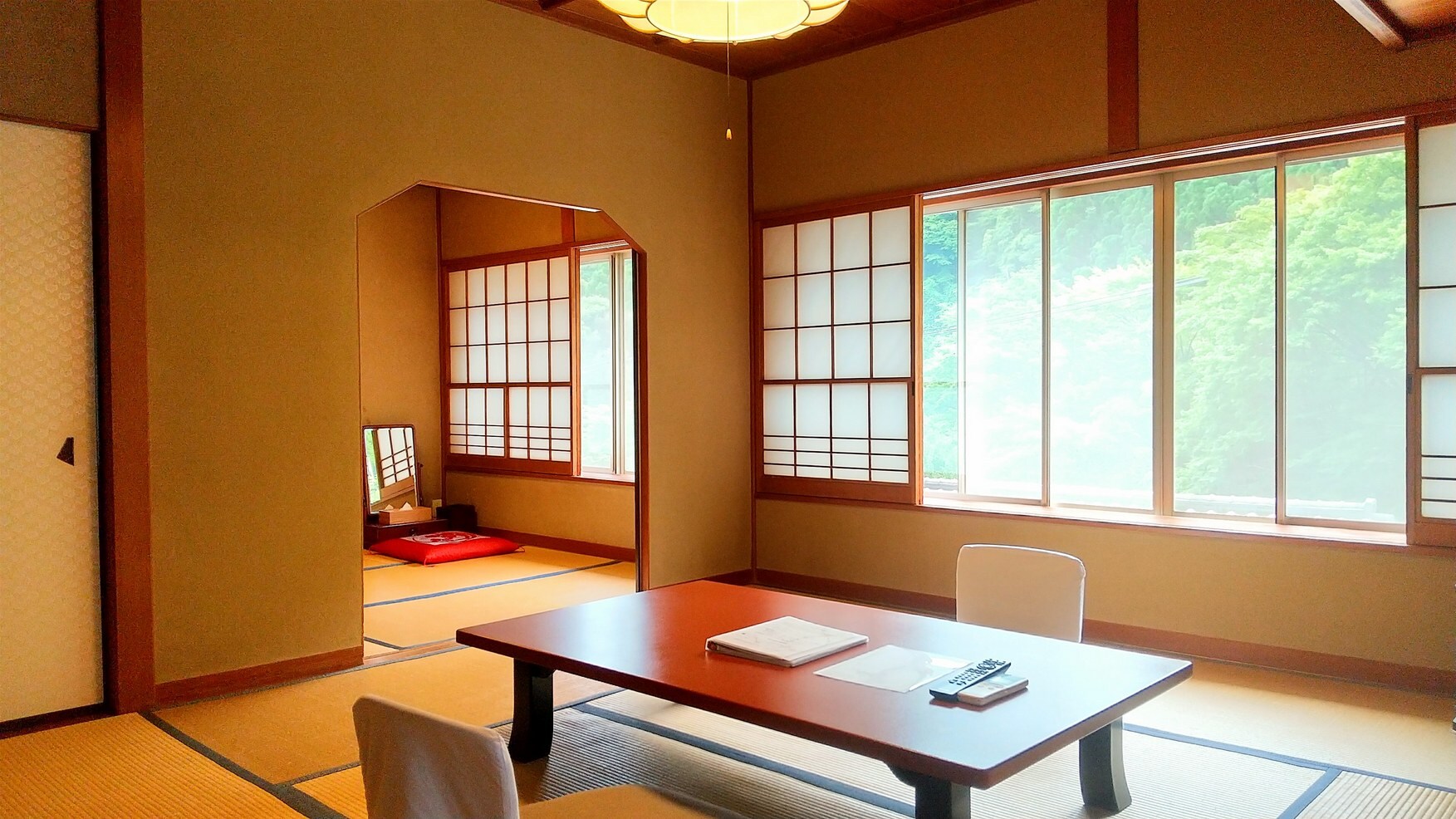 Tancho Room, 8 windows