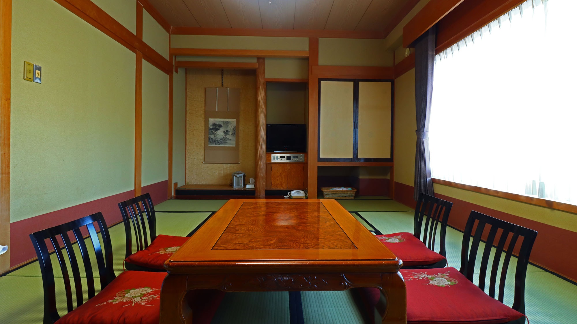 # [Example of guest room - Japanese-style room] The Japanese-style room is located in the Matsugae building, where the lobby and front desk are located.