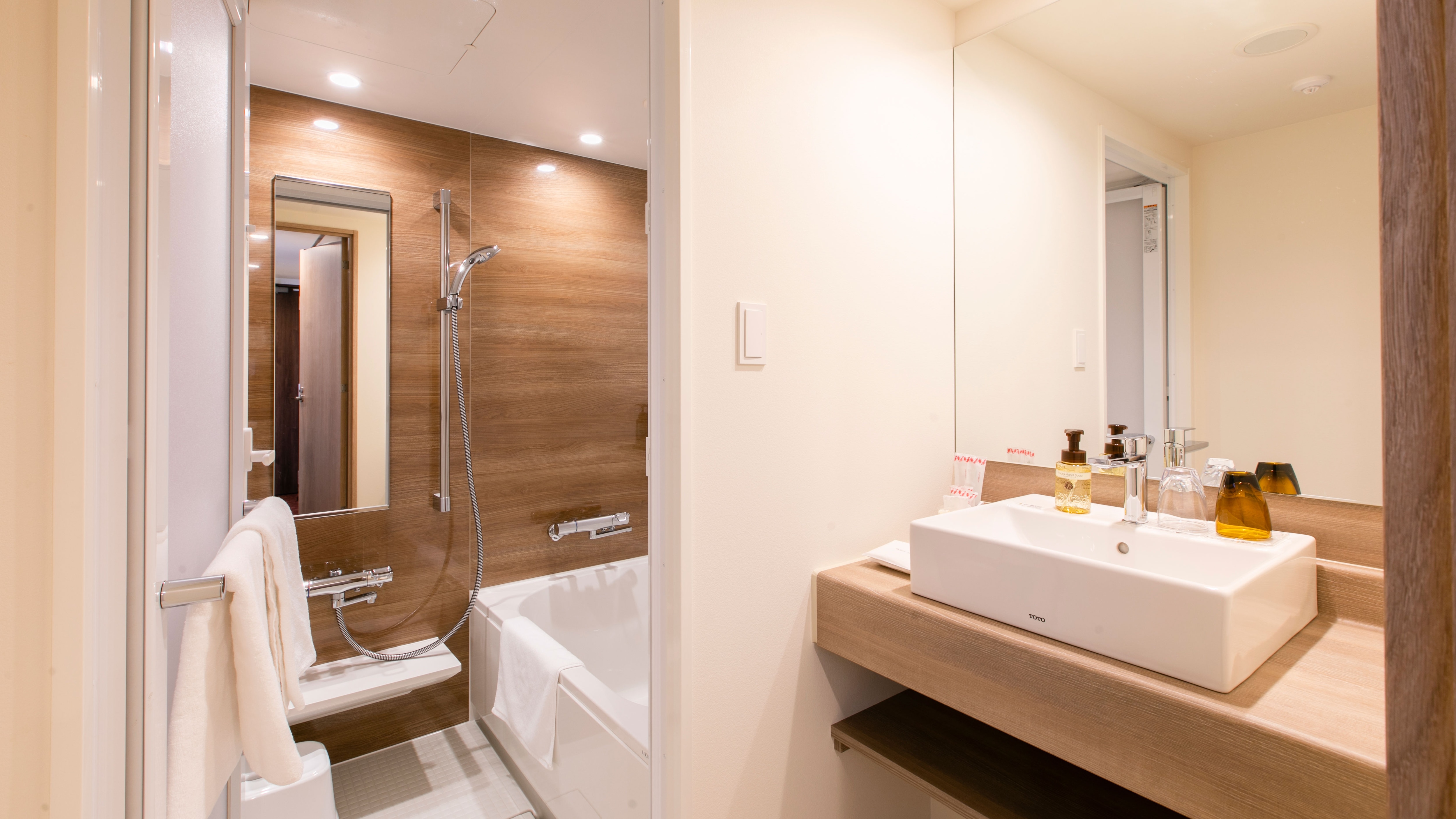 Deluxe Twin Room [Non-smoking ◇ Separate bath and toilet]