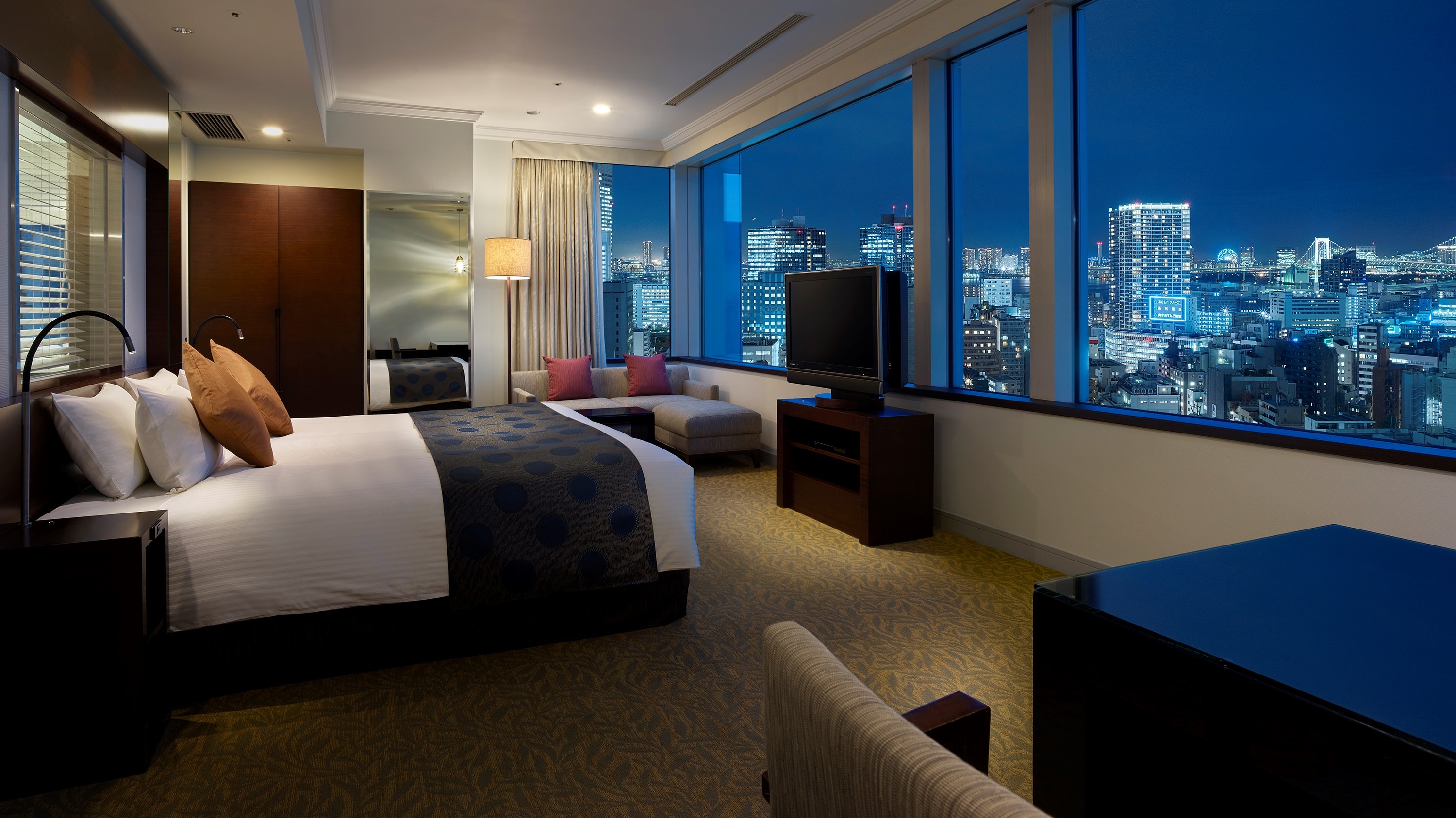[Executive Corner King] Enjoy the openness of the corner room and the view of the city from the two windows.