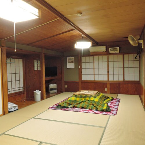 [Japanese-style room 16 tatami mats / example] A room that makes you want to roll around from one end of the tatami mat to the other is OK for up to 8 people!